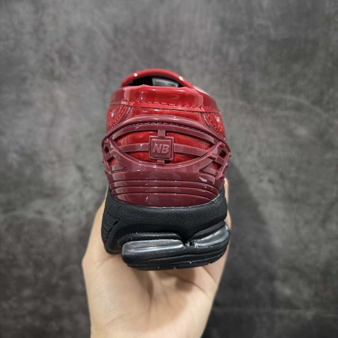 图片[4]-【公司级】JUNYA WATANABE x New Balance NB 1906R 新百伦联名款舒适百搭防滑低帮生活休闲鞋乐福鞋 Junya Watanabe 和 New Balance 再次联手，推出了全新的合作款——1906 Loafer。这款跨越运动鞋与皮鞋界限的设计。设计将 New Balance 1906R 的技术与经典皮革便鞋的风格完美融合。厚实的鞋底与精致的漆皮鞋面，不仅保留了运动鞋的舒适感，还能轻松驾驭休闲与正式造型。一位国外鞋友对此鞋的评价颇具趣味：“这是开完重要会议后，立马开始 5K 长跑的理想鞋款。”-选品中心