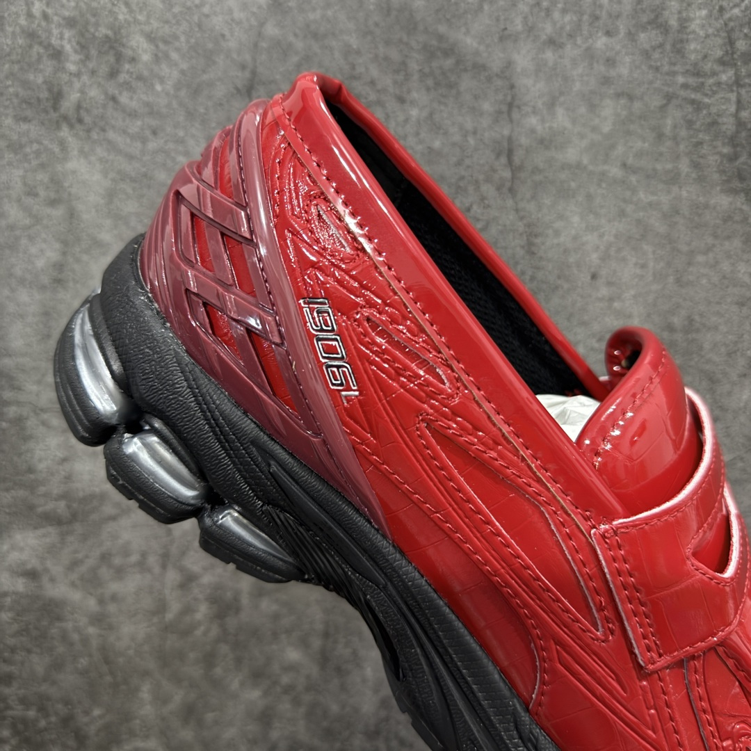 图片[7]-【公司级】JUNYA WATANABE x New Balance NB 1906R 新百伦联名款舒适百搭防滑低帮生活休闲鞋乐福鞋 Junya Watanabe 和 New Balance 再次联手，推出了全新的合作款——1906 Loafer。这款跨越运动鞋与皮鞋界限的设计。设计将 New Balance 1906R 的技术与经典皮革便鞋的风格完美融合。厚实的鞋底与精致的漆皮鞋面，不仅保留了运动鞋的舒适感，还能轻松驾驭休闲与正式造型。一位国外鞋友对此鞋的评价颇具趣味：“这是开完重要会议后，立马开始 5K 长跑的理想鞋款。”-选品中心