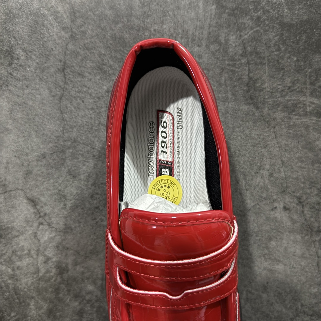 图片[8]-【公司级】JUNYA WATANABE x New Balance NB 1906R 新百伦联名款舒适百搭防滑低帮生活休闲鞋乐福鞋 Junya Watanabe 和 New Balance 再次联手，推出了全新的合作款——1906 Loafer。这款跨越运动鞋与皮鞋界限的设计。设计将 New Balance 1906R 的技术与经典皮革便鞋的风格完美融合。厚实的鞋底与精致的漆皮鞋面，不仅保留了运动鞋的舒适感，还能轻松驾驭休闲与正式造型。一位国外鞋友对此鞋的评价颇具趣味：“这是开完重要会议后，立马开始 5K 长跑的理想鞋款。”-选品中心