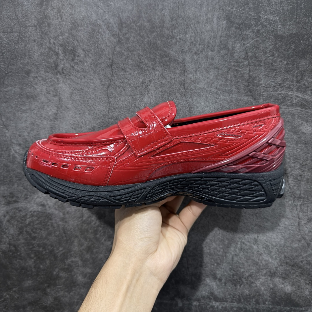 图片[2]-【公司级】JUNYA WATANABE x New Balance NB 1906R 新百伦联名款舒适百搭防滑低帮生活休闲鞋乐福鞋 Junya Watanabe 和 New Balance 再次联手，推出了全新的合作款——1906 Loafer。这款跨越运动鞋与皮鞋界限的设计。设计将 New Balance 1906R 的技术与经典皮革便鞋的风格完美融合。厚实的鞋底与精致的漆皮鞋面，不仅保留了运动鞋的舒适感，还能轻松驾驭休闲与正式造型。一位国外鞋友对此鞋的评价颇具趣味：“这是开完重要会议后，立马开始 5K 长跑的理想鞋款。”-选品中心