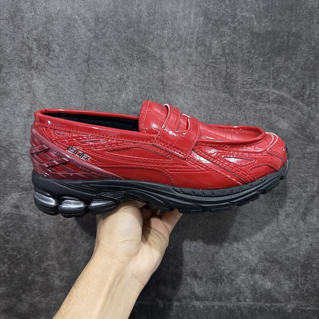 【公司级】JUNYA WATANABE x New Balance NB 1906R 新百伦联名款舒适百搭防滑低帮生活休闲鞋乐福鞋 Junya Watanabe 和 New Balance 再次联手,推出了全新的合作款——1906 Loafer。这款跨越运动鞋与皮鞋界限的设计。设计将 New Balance 1906R 的技术与经典皮革便鞋的风格完美融合。厚实的鞋底与精致的漆皮鞋面,不仅保留了运动鞋的舒适感,还能轻松驾驭休闲与正式造型。一位国外鞋友对此鞋的评价颇具趣味:“这是开完重要会议后,立马开始 5K 长跑的理想鞋款。”-选品中心