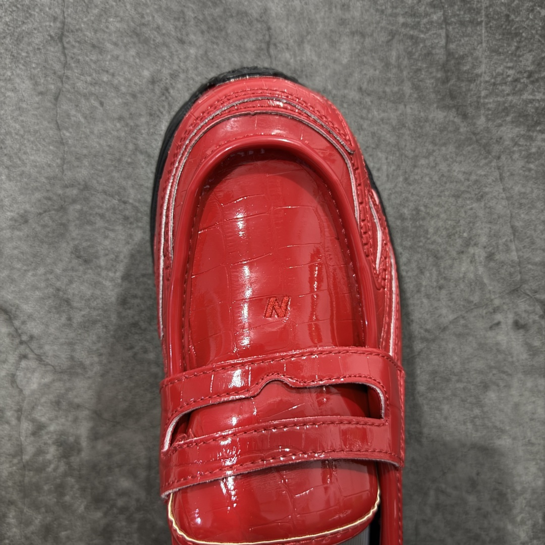 图片[5]-【公司级】JUNYA WATANABE x New Balance NB 1906R 新百伦联名款舒适百搭防滑低帮生活休闲鞋乐福鞋 Junya Watanabe 和 New Balance 再次联手，推出了全新的合作款——1906 Loafer。这款跨越运动鞋与皮鞋界限的设计。设计将 New Balance 1906R 的技术与经典皮革便鞋的风格完美融合。厚实的鞋底与精致的漆皮鞋面，不仅保留了运动鞋的舒适感，还能轻松驾驭休闲与正式造型。一位国外鞋友对此鞋的评价颇具趣味：“这是开完重要会议后，立马开始 5K 长跑的理想鞋款。”-选品中心