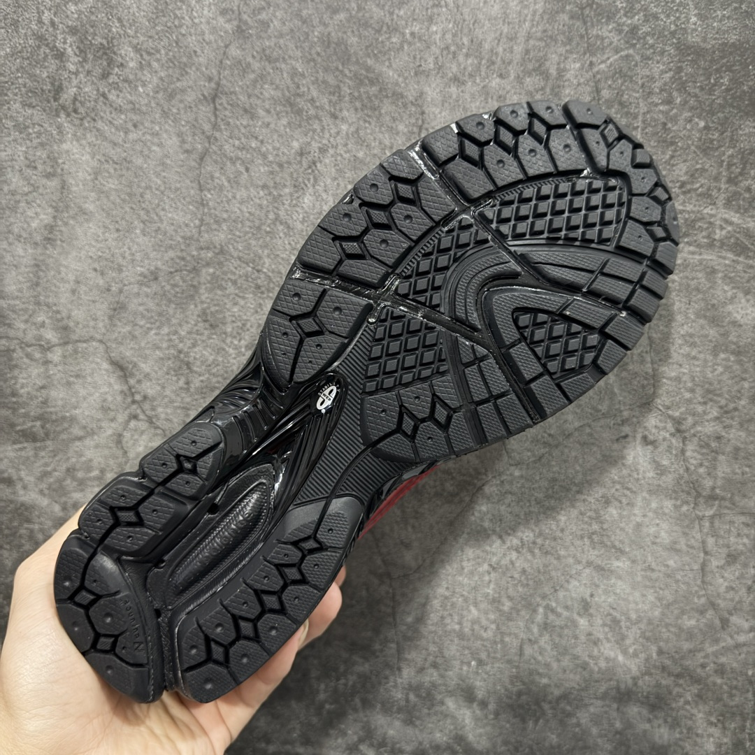 图片[9]-【公司级】JUNYA WATANABE x New Balance NB 1906R 新百伦联名款舒适百搭防滑低帮生活休闲鞋乐福鞋 Junya Watanabe 和 New Balance 再次联手，推出了全新的合作款——1906 Loafer。这款跨越运动鞋与皮鞋界限的设计。设计将 New Balance 1906R 的技术与经典皮革便鞋的风格完美融合。厚实的鞋底与精致的漆皮鞋面，不仅保留了运动鞋的舒适感，还能轻松驾驭休闲与正式造型。一位国外鞋友对此鞋的评价颇具趣味：“这是开完重要会议后，立马开始 5K 长跑的理想鞋款。”-选品中心