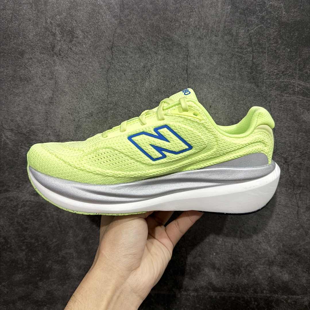 图片[2]-【Goat纯原】New Balance Fresh Foam X NB1080V6 新百伦系列低帮轻量化厚底健身休闲运动慢跑鞋 M10802HR 全新出货 真正超临界大底 提前原版开发 细节做工材料脚感与原版相差无几 近赏｜无论是日常慢跑，还是City Walk，它都可轻松应对提起今年最流行的事情，想必在你所在的城市来一段City Walk，是很多潮男潮女都会做的吧。当时间来到十月，一年中最舒服的时光，无论是慢跑也好，还是City Walk，今天推荐的这双鞋，都可以轻松应对。那就是可以带给你久违的松弛感、治愈你柔软的需要的New Balance Fresh Foam X1080v15。作为New Balance经典跑鞋系列，1080系列可以说凝聚了品牌历来前沿科技与制造匠心。今年的v13版本可谓再度革新。在舒适体验、运动性能以及造型风格三个维度上做到了有机交融。舒适体验一直是1080跑鞋系列带给我们最大的直观感受，加上本就带有严肃跑鞋基因，在今年全新材料配方的Fresh FoamX中底泡棉上则有了不一样的缓震性能，重新定义“踩屎感”。可再生柔软针织鞋面使用可追溯的Repreve再生鞋面材料，柔软透气的鞋面提供绵密的贴合与包裹感，轻量分区橡胶大底分区外底橡胶采用新材料，改进纹路设计，增加前掌外底硬度，提升滚动反馈和传动效率。 尺码：36 36.5 37 38 39.5 40 40.5 41.5 42 42.5 43 44 44.5 45-选品中心