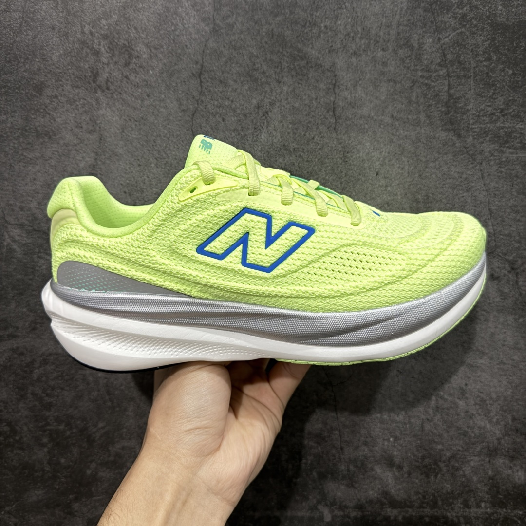 【Goat纯原】New Balance Fresh Foam X NB1080V6 新百伦系列低帮轻量化厚底健身休闲运动慢跑鞋 M10802HR 全新出货 真正超临界大底 提前原版开发 细节做工材料脚感与原版相差无几 近赏|无论是日常慢跑,还是City Walk,它都可轻松应对提起今年最流行的事情,想必在你所在的城市来一段City Walk,是很多潮男潮女都会做的吧。当时间来到十月,一年中最舒服的时光,无论是慢跑也好,还是City Walk,今天推荐的这双鞋,都可以轻松应对。那就是可以带给你久违的松弛感、治愈你柔软的需要的New Balance Fresh Foam X1080v15。作为New Balance经典跑鞋系列,1080系列可以说凝聚了品牌历来前沿科技与制造匠心。今年的v13版本可谓再度革新。在舒适体验、运动性能以及造型风格三个维度上做到了有机交融。舒适体验一直是1080跑鞋系列带给我们最大的直观感受,加上本就带有严肃跑鞋基因,在今年全新材料配方的Fresh FoamX中底泡棉上则有了不一样的缓震性能,重新定义“踩屎感”。可再生柔软针织鞋面使用可追溯的Repreve再生鞋面材料,柔软透气的鞋面提供绵密的贴合与包裹感,轻量分区橡胶大底分区外底橡胶采用新材料,改进纹路设计,增加前掌外底硬度,提升滚动反馈和传动效率。 尺码:36 36.5 37 38 39.5 40 40.5 41.5 42 42.5 43 44 44.5 45-选品中心