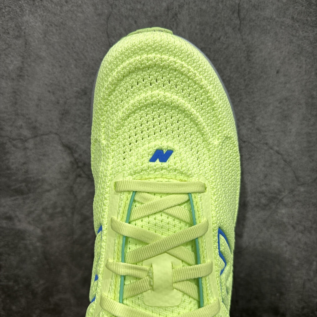 图片[5]-【Goat纯原】New Balance Fresh Foam X NB1080V6 新百伦系列低帮轻量化厚底健身休闲运动慢跑鞋 M10802HR 全新出货 真正超临界大底 提前原版开发 细节做工材料脚感与原版相差无几 近赏｜无论是日常慢跑，还是City Walk，它都可轻松应对提起今年最流行的事情，想必在你所在的城市来一段City Walk，是很多潮男潮女都会做的吧。当时间来到十月，一年中最舒服的时光，无论是慢跑也好，还是City Walk，今天推荐的这双鞋，都可以轻松应对。那就是可以带给你久违的松弛感、治愈你柔软的需要的New Balance Fresh Foam X1080v15。作为New Balance经典跑鞋系列，1080系列可以说凝聚了品牌历来前沿科技与制造匠心。今年的v13版本可谓再度革新。在舒适体验、运动性能以及造型风格三个维度上做到了有机交融。舒适体验一直是1080跑鞋系列带给我们最大的直观感受，加上本就带有严肃跑鞋基因，在今年全新材料配方的Fresh FoamX中底泡棉上则有了不一样的缓震性能，重新定义“踩屎感”。可再生柔软针织鞋面使用可追溯的Repreve再生鞋面材料，柔软透气的鞋面提供绵密的贴合与包裹感，轻量分区橡胶大底分区外底橡胶采用新材料，改进纹路设计，增加前掌外底硬度，提升滚动反馈和传动效率。 尺码：36 36.5 37 38 39.5 40 40.5 41.5 42 42.5 43 44 44.5 45-选品中心