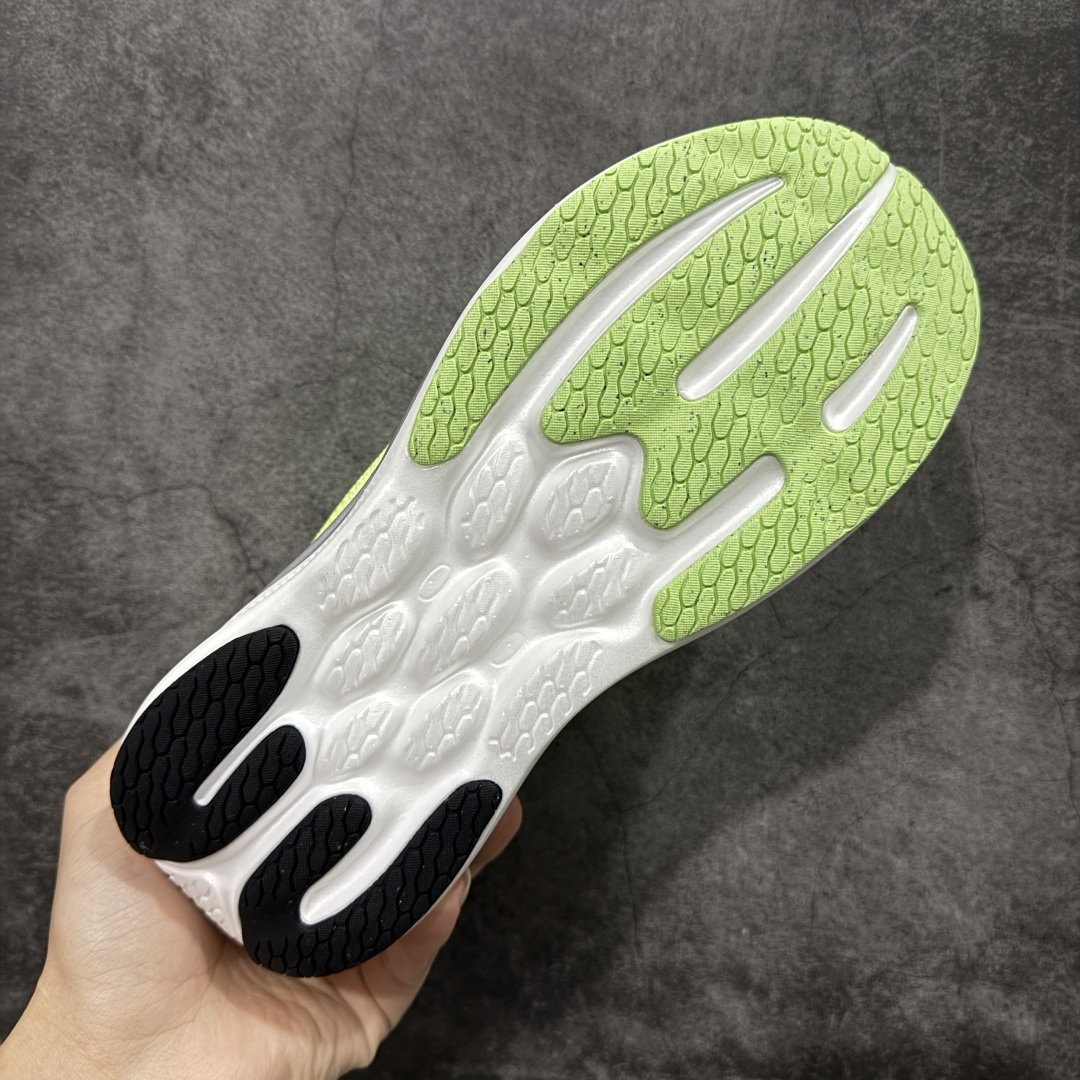 图片[9]-【Goat纯原】New Balance Fresh Foam X NB1080V6 新百伦系列低帮轻量化厚底健身休闲运动慢跑鞋 M10802HR 全新出货 真正超临界大底 提前原版开发 细节做工材料脚感与原版相差无几 近赏｜无论是日常慢跑，还是City Walk，它都可轻松应对提起今年最流行的事情，想必在你所在的城市来一段City Walk，是很多潮男潮女都会做的吧。当时间来到十月，一年中最舒服的时光，无论是慢跑也好，还是City Walk，今天推荐的这双鞋，都可以轻松应对。那就是可以带给你久违的松弛感、治愈你柔软的需要的New Balance Fresh Foam X1080v15。作为New Balance经典跑鞋系列，1080系列可以说凝聚了品牌历来前沿科技与制造匠心。今年的v13版本可谓再度革新。在舒适体验、运动性能以及造型风格三个维度上做到了有机交融。舒适体验一直是1080跑鞋系列带给我们最大的直观感受，加上本就带有严肃跑鞋基因，在今年全新材料配方的Fresh FoamX中底泡棉上则有了不一样的缓震性能，重新定义“踩屎感”。可再生柔软针织鞋面使用可追溯的Repreve再生鞋面材料，柔软透气的鞋面提供绵密的贴合与包裹感，轻量分区橡胶大底分区外底橡胶采用新材料，改进纹路设计，增加前掌外底硬度，提升滚动反馈和传动效率。 尺码：36 36.5 37 38 39.5 40 40.5 41.5 42 42.5 43 44 44.5 45-选品中心