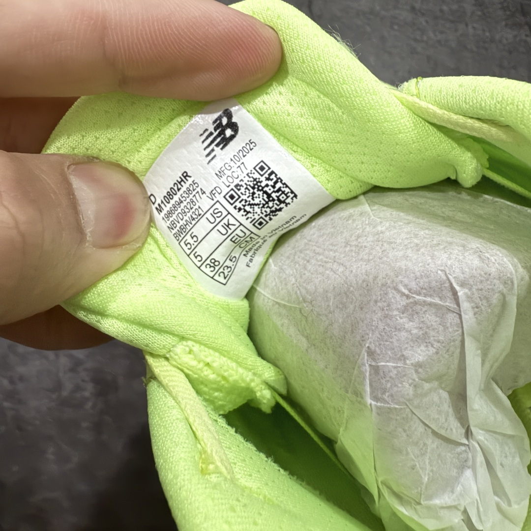 图片[7]-【Goat纯原】New Balance Fresh Foam X NB1080V6 新百伦系列低帮轻量化厚底健身休闲运动慢跑鞋 M10802HR 全新出货 真正超临界大底 提前原版开发 细节做工材料脚感与原版相差无几 近赏｜无论是日常慢跑，还是City Walk，它都可轻松应对提起今年最流行的事情，想必在你所在的城市来一段City Walk，是很多潮男潮女都会做的吧。当时间来到十月，一年中最舒服的时光，无论是慢跑也好，还是City Walk，今天推荐的这双鞋，都可以轻松应对。那就是可以带给你久违的松弛感、治愈你柔软的需要的New Balance Fresh Foam X1080v15。作为New Balance经典跑鞋系列，1080系列可以说凝聚了品牌历来前沿科技与制造匠心。今年的v13版本可谓再度革新。在舒适体验、运动性能以及造型风格三个维度上做到了有机交融。舒适体验一直是1080跑鞋系列带给我们最大的直观感受，加上本就带有严肃跑鞋基因，在今年全新材料配方的Fresh FoamX中底泡棉上则有了不一样的缓震性能，重新定义“踩屎感”。可再生柔软针织鞋面使用可追溯的Repreve再生鞋面材料，柔软透气的鞋面提供绵密的贴合与包裹感，轻量分区橡胶大底分区外底橡胶采用新材料，改进纹路设计，增加前掌外底硬度，提升滚动反馈和传动效率。 尺码：36 36.5 37 38 39.5 40 40.5 41.5 42 42.5 43 44 44.5 45-选品中心