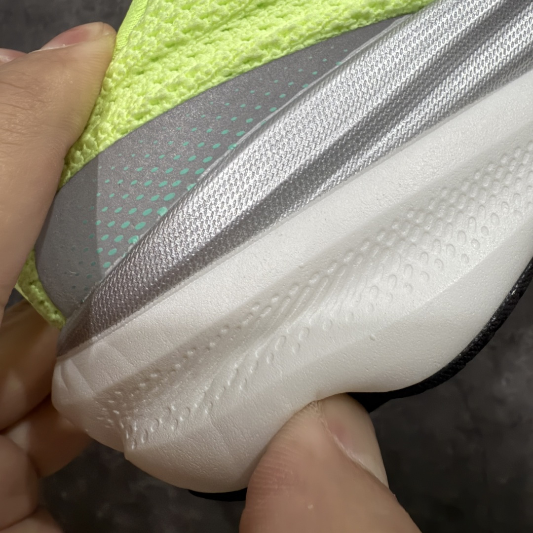 图片[3]-【Goat纯原】New Balance Fresh Foam X NB1080V6 新百伦系列低帮轻量化厚底健身休闲运动慢跑鞋 M10802HR 全新出货 真正超临界大底 提前原版开发 细节做工材料脚感与原版相差无几 近赏｜无论是日常慢跑，还是City Walk，它都可轻松应对提起今年最流行的事情，想必在你所在的城市来一段City Walk，是很多潮男潮女都会做的吧。当时间来到十月，一年中最舒服的时光，无论是慢跑也好，还是City Walk，今天推荐的这双鞋，都可以轻松应对。那就是可以带给你久违的松弛感、治愈你柔软的需要的New Balance Fresh Foam X1080v15。作为New Balance经典跑鞋系列，1080系列可以说凝聚了品牌历来前沿科技与制造匠心。今年的v13版本可谓再度革新。在舒适体验、运动性能以及造型风格三个维度上做到了有机交融。舒适体验一直是1080跑鞋系列带给我们最大的直观感受，加上本就带有严肃跑鞋基因，在今年全新材料配方的Fresh FoamX中底泡棉上则有了不一样的缓震性能，重新定义“踩屎感”。可再生柔软针织鞋面使用可追溯的Repreve再生鞋面材料，柔软透气的鞋面提供绵密的贴合与包裹感，轻量分区橡胶大底分区外底橡胶采用新材料，改进纹路设计，增加前掌外底硬度，提升滚动反馈和传动效率。 尺码：36 36.5 37 38 39.5 40 40.5 41.5 42 42.5 43 44 44.5 45-选品中心