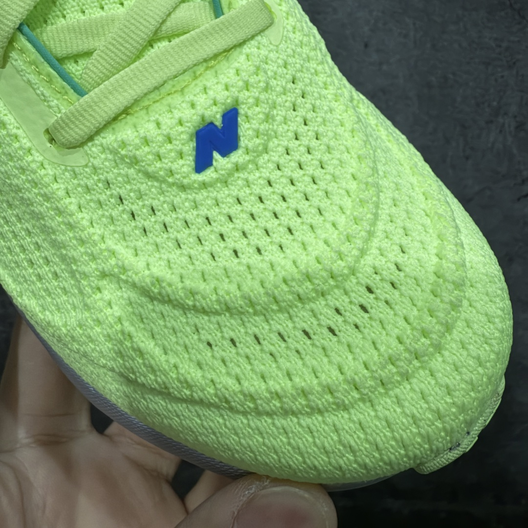 图片[5]-【Goat纯原】New Balance Fresh Foam X NB1080V6 新百伦系列低帮轻量化厚底健身休闲运动慢跑鞋 M10802HR 全新出货 真正超临界大底 提前原版开发 细节做工材料脚感与原版相差无几 近赏｜无论是日常慢跑，还是City Walk，它都可轻松应对提起今年最流行的事情，想必在你所在的城市来一段City Walk，是很多潮男潮女都会做的吧。当时间来到十月，一年中最舒服的时光，无论是慢跑也好，还是City Walk，今天推荐的这双鞋，都可以轻松应对。那就是可以带给你久违的松弛感、治愈你柔软的需要的New Balance Fresh Foam X1080v15。作为New Balance经典跑鞋系列，1080系列可以说凝聚了品牌历来前沿科技与制造匠心。今年的v13版本可谓再度革新。在舒适体验、运动性能以及造型风格三个维度上做到了有机交融。舒适体验一直是1080跑鞋系列带给我们最大的直观感受，加上本就带有严肃跑鞋基因，在今年全新材料配方的Fresh FoamX中底泡棉上则有了不一样的缓震性能，重新定义“踩屎感”。可再生柔软针织鞋面使用可追溯的Repreve再生鞋面材料，柔软透气的鞋面提供绵密的贴合与包裹感，轻量分区橡胶大底分区外底橡胶采用新材料，改进纹路设计，增加前掌外底硬度，提升滚动反馈和传动效率。 尺码：36 36.5 37 38 39.5 40 40.5 41.5 42 42.5 43 44 44.5 45-选品中心