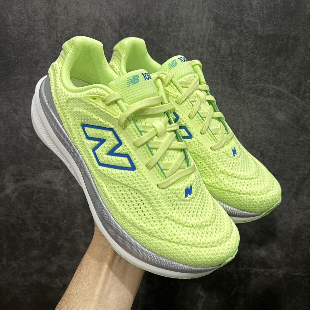【Goat纯原】New Balance Fresh Foam X NB1080V6 新百伦系列低帮轻量化厚底健身休闲运动慢跑鞋 M10802HR 全新出货 真正超临界大底 提前原版开发 细节做工材料脚感与原版相差无几 近赏|无论是日常慢跑,还是City Walk,它都可轻松应对提起今年最流行的事情,想必在你所在的城市来一段City Walk,是很多潮男潮女都会做的吧。当时间来到十月,一年中最舒服的时光,无论是慢跑也好,还是City Walk,今天推荐的这双鞋,都可以轻松应对。那就是可以带给你久违的松弛感、治愈你柔软的需要的New Balance Fresh Foam X1080v15。作为New Balance经典跑鞋系列,1080系列可以说凝聚了品牌历来前沿科技与制造匠心。今年的v13版本可谓再度革新。在舒适体验、运动性能以及造型风格三个维度上做到了有机交融。舒适体验一直是1080跑鞋系列带给我们最大的直观感受,加上本就带有严肃跑鞋基因,在今年全新材料配方的Fresh FoamX中底泡棉上则有了不一样的缓震性能,重新定义“踩屎感”。可再生柔软针织鞋面使用可追溯的Repreve再生鞋面材料,柔软透气的鞋面提供绵密的贴合与包裹感,轻量分区橡胶大底分区外底橡胶采用新材料,改进纹路设计,增加前掌外底硬度,提升滚动反馈和传动效率。 尺码:36 36.5 37 38 39.5 40 40.5 41.5 42 42.5 43 44 44.5 45-选品中心