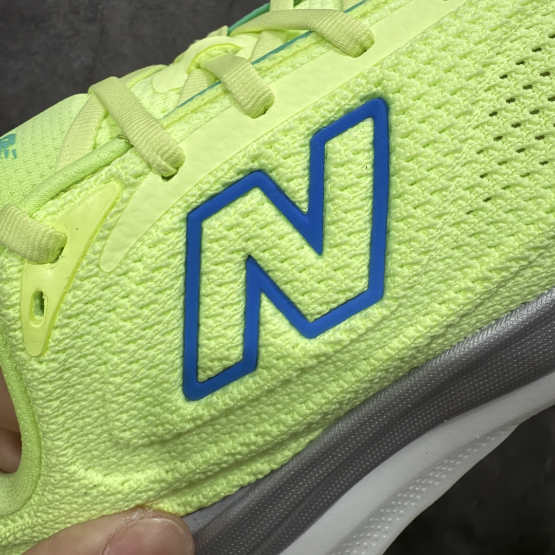 图片[4]-【Goat纯原】New Balance Fresh Foam X NB1080V6 新百伦系列低帮轻量化厚底健身休闲运动慢跑鞋 M10802HR 全新出货 真正超临界大底 提前原版开发 细节做工材料脚感与原版相差无几 近赏｜无论是日常慢跑，还是City Walk，它都可轻松应对提起今年最流行的事情，想必在你所在的城市来一段City Walk，是很多潮男潮女都会做的吧。当时间来到十月，一年中最舒服的时光，无论是慢跑也好，还是City Walk，今天推荐的这双鞋，都可以轻松应对。那就是可以带给你久违的松弛感、治愈你柔软的需要的New Balance Fresh Foam X1080v15。作为New Balance经典跑鞋系列，1080系列可以说凝聚了品牌历来前沿科技与制造匠心。今年的v13版本可谓再度革新。在舒适体验、运动性能以及造型风格三个维度上做到了有机交融。舒适体验一直是1080跑鞋系列带给我们最大的直观感受，加上本就带有严肃跑鞋基因，在今年全新材料配方的Fresh FoamX中底泡棉上则有了不一样的缓震性能，重新定义“踩屎感”。可再生柔软针织鞋面使用可追溯的Repreve再生鞋面材料，柔软透气的鞋面提供绵密的贴合与包裹感，轻量分区橡胶大底分区外底橡胶采用新材料，改进纹路设计，增加前掌外底硬度，提升滚动反馈和传动效率。 尺码：36 36.5 37 38 39.5 40 40.5 41.5 42 42.5 43 44 44.5 45-选品中心
