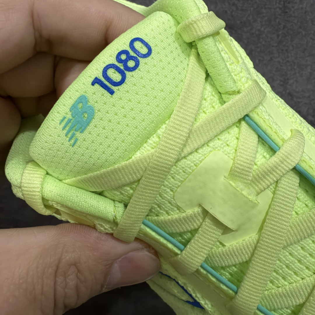 图片[6]-【Goat纯原】New Balance Fresh Foam X NB1080V6 新百伦系列低帮轻量化厚底健身休闲运动慢跑鞋 M10802HR 全新出货 真正超临界大底 提前原版开发 细节做工材料脚感与原版相差无几 近赏｜无论是日常慢跑，还是City Walk，它都可轻松应对提起今年最流行的事情，想必在你所在的城市来一段City Walk，是很多潮男潮女都会做的吧。当时间来到十月，一年中最舒服的时光，无论是慢跑也好，还是City Walk，今天推荐的这双鞋，都可以轻松应对。那就是可以带给你久违的松弛感、治愈你柔软的需要的New Balance Fresh Foam X1080v15。作为New Balance经典跑鞋系列，1080系列可以说凝聚了品牌历来前沿科技与制造匠心。今年的v13版本可谓再度革新。在舒适体验、运动性能以及造型风格三个维度上做到了有机交融。舒适体验一直是1080跑鞋系列带给我们最大的直观感受，加上本就带有严肃跑鞋基因，在今年全新材料配方的Fresh FoamX中底泡棉上则有了不一样的缓震性能，重新定义“踩屎感”。可再生柔软针织鞋面使用可追溯的Repreve再生鞋面材料，柔软透气的鞋面提供绵密的贴合与包裹感，轻量分区橡胶大底分区外底橡胶采用新材料，改进纹路设计，增加前掌外底硬度，提升滚动反馈和传动效率。 尺码：36 36.5 37 38 39.5 40 40.5 41.5 42 42.5 43 44 44.5 45-选品中心
