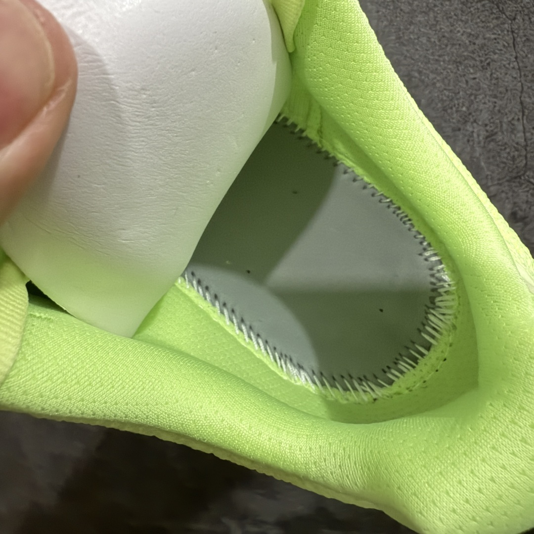 图片[9]-【Goat纯原】New Balance Fresh Foam X NB1080V6 新百伦系列低帮轻量化厚底健身休闲运动慢跑鞋 M10802HR 全新出货 真正超临界大底 提前原版开发 细节做工材料脚感与原版相差无几 近赏｜无论是日常慢跑，还是City Walk，它都可轻松应对提起今年最流行的事情，想必在你所在的城市来一段City Walk，是很多潮男潮女都会做的吧。当时间来到十月，一年中最舒服的时光，无论是慢跑也好，还是City Walk，今天推荐的这双鞋，都可以轻松应对。那就是可以带给你久违的松弛感、治愈你柔软的需要的New Balance Fresh Foam X1080v15。作为New Balance经典跑鞋系列，1080系列可以说凝聚了品牌历来前沿科技与制造匠心。今年的v13版本可谓再度革新。在舒适体验、运动性能以及造型风格三个维度上做到了有机交融。舒适体验一直是1080跑鞋系列带给我们最大的直观感受，加上本就带有严肃跑鞋基因，在今年全新材料配方的Fresh FoamX中底泡棉上则有了不一样的缓震性能，重新定义“踩屎感”。可再生柔软针织鞋面使用可追溯的Repreve再生鞋面材料，柔软透气的鞋面提供绵密的贴合与包裹感，轻量分区橡胶大底分区外底橡胶采用新材料，改进纹路设计，增加前掌外底硬度，提升滚动反馈和传动效率。 尺码：36 36.5 37 38 39.5 40 40.5 41.5 42 42.5 43 44 44.5 45-选品中心