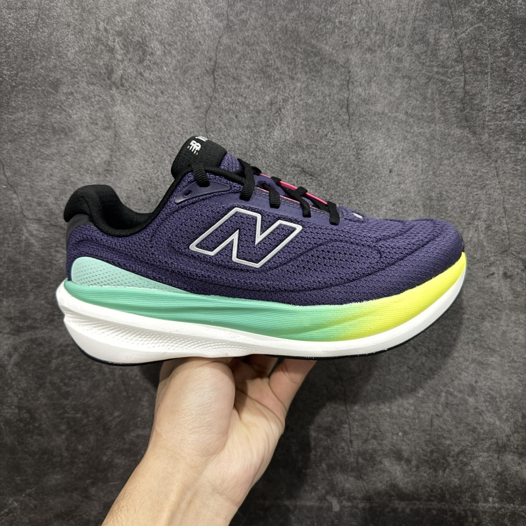 【Goat纯原】New Balance Fresh Foam X NB1080V6 新百伦系列低帮轻量化厚底健身休闲运动慢跑鞋 全新出货 真正超临界大底 提前原版开发 细节做工材料脚感与原版相差无几 近赏|无论是日常慢跑,还是City Walk,它都可轻松应对提起今年最流行的事情,想必在你所在的城市来一段City Walk,是很多潮男潮女都会做的吧。当时间来到十月,一年中最舒服的时光,无论是慢跑也好,还是City Walk,今天推荐的这双鞋,都可以轻松应对。那就是可以带给你久违的松弛感、治愈你柔软的需要的New Balance Fresh Foam X1080v15。作为New Balance经典跑鞋系列,1080系列可以说凝聚了品牌历来前沿科技与制造匠心。今年的v13版本可谓再度革新。在舒适体验、运动性能以及造型风格三个维度上做到了有机交融。舒适体验一直是1080跑鞋系列带给我们最大的直观感受,加上本就带有严肃跑鞋基因,在今年全新材料配方的Fresh FoamX中底泡棉上则有了不一样的缓震性能,重新定义“踩屎感”。可再生柔软针织鞋面使用可追溯的Repreve再生鞋面材料,柔软透气的鞋面提供绵密的贴合与包裹感,轻量分区橡胶大底分区外底橡胶采用新材料,改进纹路设计,增加前掌外底硬度,提升滚动反馈和传动效率。 尺码:36 36.5 37 38 39.5 40 40.5 41.5 42 42.5 43 44 44.5 45-选品中心