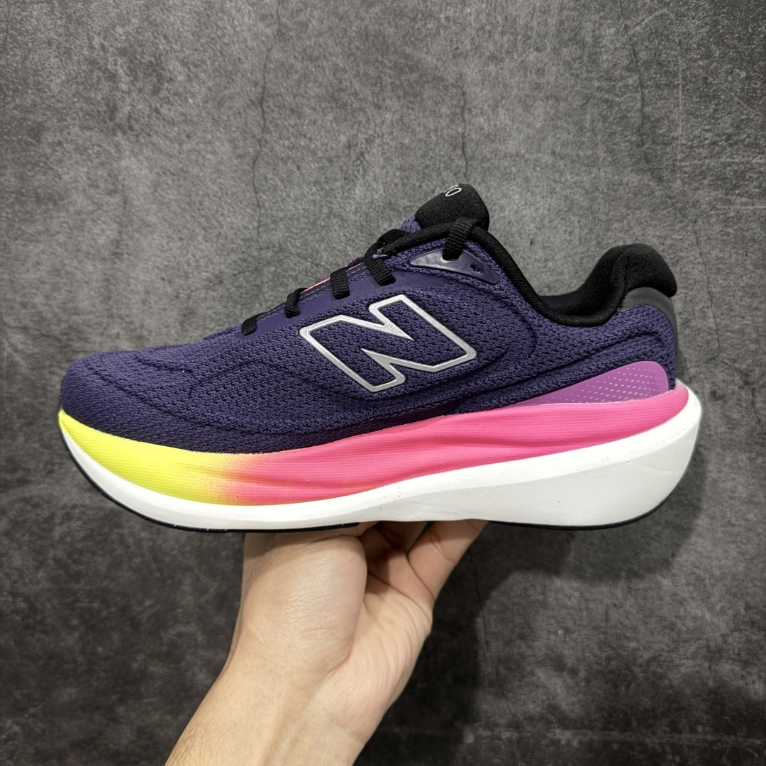 图片[2]-【Goat纯原】New Balance Fresh Foam X NB1080V6 新百伦系列低帮轻量化厚底健身休闲运动慢跑鞋 全新出货 真正超临界大底 提前原版开发 细节做工材料脚感与原版相差无几 近赏｜无论是日常慢跑，还是City Walk，它都可轻松应对提起今年最流行的事情，想必在你所在的城市来一段City Walk，是很多潮男潮女都会做的吧。当时间来到十月，一年中最舒服的时光，无论是慢跑也好，还是City Walk，今天推荐的这双鞋，都可以轻松应对。那就是可以带给你久违的松弛感、治愈你柔软的需要的New Balance Fresh Foam X1080v15。作为New Balance经典跑鞋系列，1080系列可以说凝聚了品牌历来前沿科技与制造匠心。今年的v13版本可谓再度革新。在舒适体验、运动性能以及造型风格三个维度上做到了有机交融。舒适体验一直是1080跑鞋系列带给我们最大的直观感受，加上本就带有严肃跑鞋基因，在今年全新材料配方的Fresh FoamX中底泡棉上则有了不一样的缓震性能，重新定义“踩屎感”。可再生柔软针织鞋面使用可追溯的Repreve再生鞋面材料，柔软透气的鞋面提供绵密的贴合与包裹感，轻量分区橡胶大底分区外底橡胶采用新材料，改进纹路设计，增加前掌外底硬度，提升滚动反馈和传动效率。 尺码：36 36.5 37 38 39.5 40 40.5 41.5 42 42.5 43 44 44.5 45-选品中心