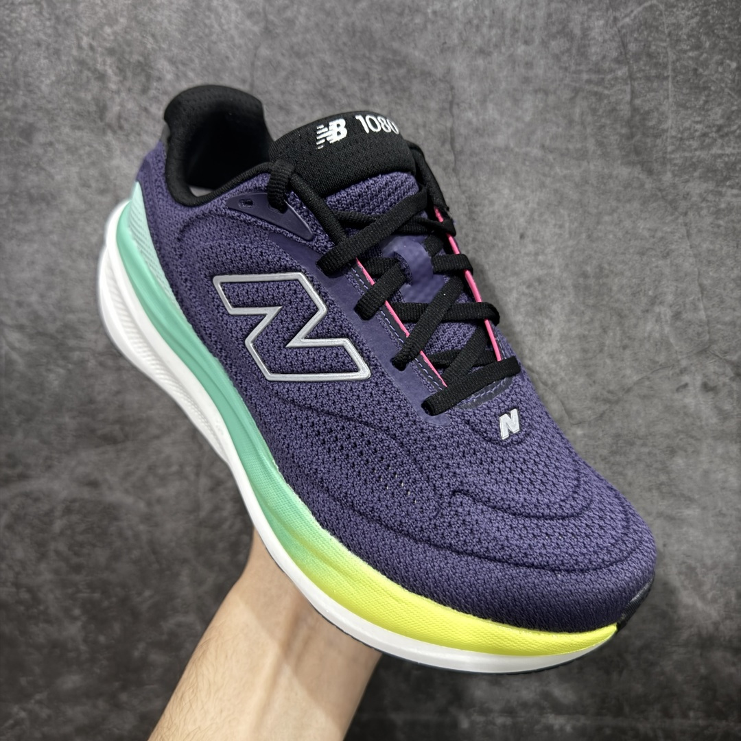 图片[3]-【Goat纯原】New Balance Fresh Foam X NB1080V6 新百伦系列低帮轻量化厚底健身休闲运动慢跑鞋 全新出货 真正超临界大底 提前原版开发 细节做工材料脚感与原版相差无几 近赏｜无论是日常慢跑，还是City Walk，它都可轻松应对提起今年最流行的事情，想必在你所在的城市来一段City Walk，是很多潮男潮女都会做的吧。当时间来到十月，一年中最舒服的时光，无论是慢跑也好，还是City Walk，今天推荐的这双鞋，都可以轻松应对。那就是可以带给你久违的松弛感、治愈你柔软的需要的New Balance Fresh Foam X1080v15。作为New Balance经典跑鞋系列，1080系列可以说凝聚了品牌历来前沿科技与制造匠心。今年的v13版本可谓再度革新。在舒适体验、运动性能以及造型风格三个维度上做到了有机交融。舒适体验一直是1080跑鞋系列带给我们最大的直观感受，加上本就带有严肃跑鞋基因，在今年全新材料配方的Fresh FoamX中底泡棉上则有了不一样的缓震性能，重新定义“踩屎感”。可再生柔软针织鞋面使用可追溯的Repreve再生鞋面材料，柔软透气的鞋面提供绵密的贴合与包裹感，轻量分区橡胶大底分区外底橡胶采用新材料，改进纹路设计，增加前掌外底硬度，提升滚动反馈和传动效率。 尺码：36 36.5 37 38 39.5 40 40.5 41.5 42 42.5 43 44 44.5 45-选品中心