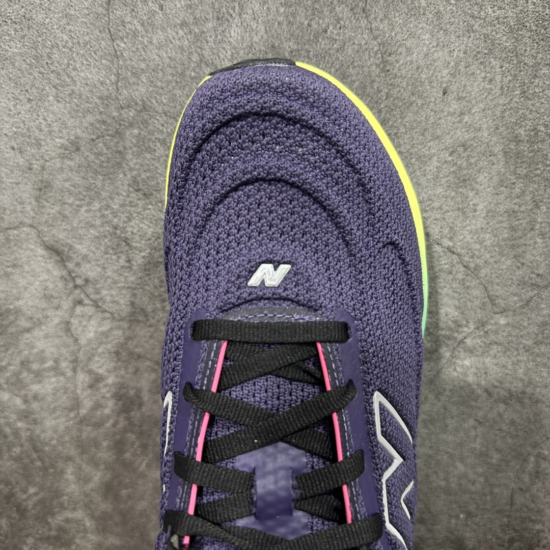 图片[5]-【Goat纯原】New Balance Fresh Foam X NB1080V6 新百伦系列低帮轻量化厚底健身休闲运动慢跑鞋 全新出货 真正超临界大底 提前原版开发 细节做工材料脚感与原版相差无几 近赏｜无论是日常慢跑，还是City Walk，它都可轻松应对提起今年最流行的事情，想必在你所在的城市来一段City Walk，是很多潮男潮女都会做的吧。当时间来到十月，一年中最舒服的时光，无论是慢跑也好，还是City Walk，今天推荐的这双鞋，都可以轻松应对。那就是可以带给你久违的松弛感、治愈你柔软的需要的New Balance Fresh Foam X1080v15。作为New Balance经典跑鞋系列，1080系列可以说凝聚了品牌历来前沿科技与制造匠心。今年的v13版本可谓再度革新。在舒适体验、运动性能以及造型风格三个维度上做到了有机交融。舒适体验一直是1080跑鞋系列带给我们最大的直观感受，加上本就带有严肃跑鞋基因，在今年全新材料配方的Fresh FoamX中底泡棉上则有了不一样的缓震性能，重新定义“踩屎感”。可再生柔软针织鞋面使用可追溯的Repreve再生鞋面材料，柔软透气的鞋面提供绵密的贴合与包裹感，轻量分区橡胶大底分区外底橡胶采用新材料，改进纹路设计，增加前掌外底硬度，提升滚动反馈和传动效率。 尺码：36 36.5 37 38 39.5 40 40.5 41.5 42 42.5 43 44 44.5 45-选品中心