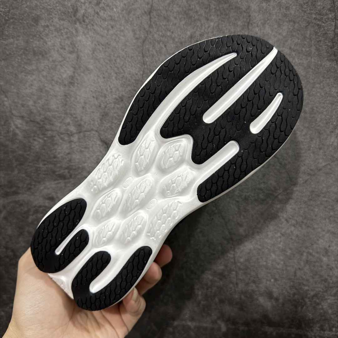 图片[9]-【Goat纯原】New Balance Fresh Foam X NB1080V6 新百伦系列低帮轻量化厚底健身休闲运动慢跑鞋 全新出货 真正超临界大底 提前原版开发 细节做工材料脚感与原版相差无几 近赏｜无论是日常慢跑，还是City Walk，它都可轻松应对提起今年最流行的事情，想必在你所在的城市来一段City Walk，是很多潮男潮女都会做的吧。当时间来到十月，一年中最舒服的时光，无论是慢跑也好，还是City Walk，今天推荐的这双鞋，都可以轻松应对。那就是可以带给你久违的松弛感、治愈你柔软的需要的New Balance Fresh Foam X1080v15。作为New Balance经典跑鞋系列，1080系列可以说凝聚了品牌历来前沿科技与制造匠心。今年的v13版本可谓再度革新。在舒适体验、运动性能以及造型风格三个维度上做到了有机交融。舒适体验一直是1080跑鞋系列带给我们最大的直观感受，加上本就带有严肃跑鞋基因，在今年全新材料配方的Fresh FoamX中底泡棉上则有了不一样的缓震性能，重新定义“踩屎感”。可再生柔软针织鞋面使用可追溯的Repreve再生鞋面材料，柔软透气的鞋面提供绵密的贴合与包裹感，轻量分区橡胶大底分区外底橡胶采用新材料，改进纹路设计，增加前掌外底硬度，提升滚动反馈和传动效率。 尺码：36 36.5 37 38 39.5 40 40.5 41.5 42 42.5 43 44 44.5 45-选品中心