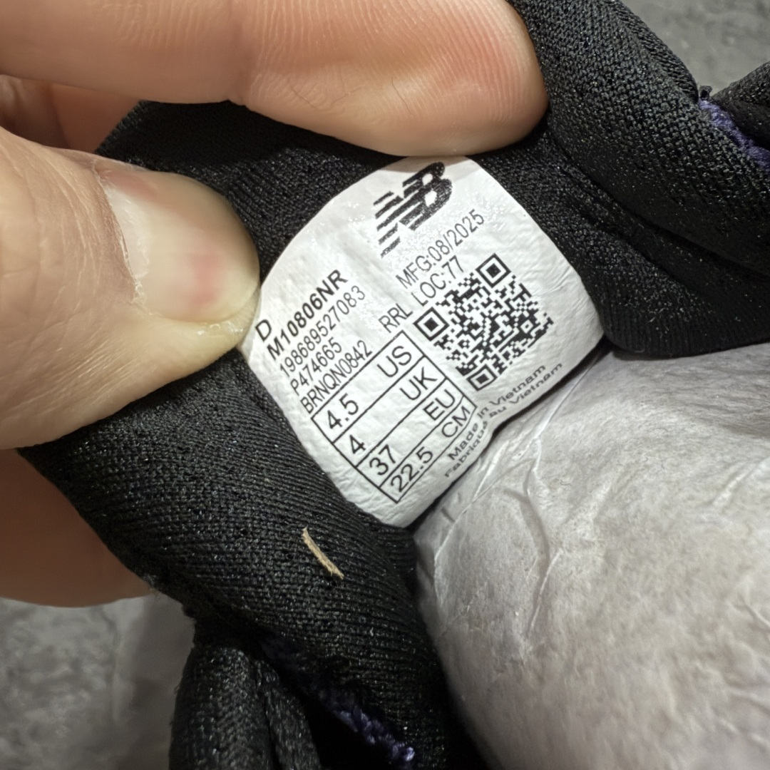 图片[7]-【Goat纯原】New Balance Fresh Foam X NB1080V6 新百伦系列低帮轻量化厚底健身休闲运动慢跑鞋 全新出货 真正超临界大底 提前原版开发 细节做工材料脚感与原版相差无几 近赏｜无论是日常慢跑，还是City Walk，它都可轻松应对提起今年最流行的事情，想必在你所在的城市来一段City Walk，是很多潮男潮女都会做的吧。当时间来到十月，一年中最舒服的时光，无论是慢跑也好，还是City Walk，今天推荐的这双鞋，都可以轻松应对。那就是可以带给你久违的松弛感、治愈你柔软的需要的New Balance Fresh Foam X1080v15。作为New Balance经典跑鞋系列，1080系列可以说凝聚了品牌历来前沿科技与制造匠心。今年的v13版本可谓再度革新。在舒适体验、运动性能以及造型风格三个维度上做到了有机交融。舒适体验一直是1080跑鞋系列带给我们最大的直观感受，加上本就带有严肃跑鞋基因，在今年全新材料配方的Fresh FoamX中底泡棉上则有了不一样的缓震性能，重新定义“踩屎感”。可再生柔软针织鞋面使用可追溯的Repreve再生鞋面材料，柔软透气的鞋面提供绵密的贴合与包裹感，轻量分区橡胶大底分区外底橡胶采用新材料，改进纹路设计，增加前掌外底硬度，提升滚动反馈和传动效率。 尺码：36 36.5 37 38 39.5 40 40.5 41.5 42 42.5 43 44 44.5 45-选品中心