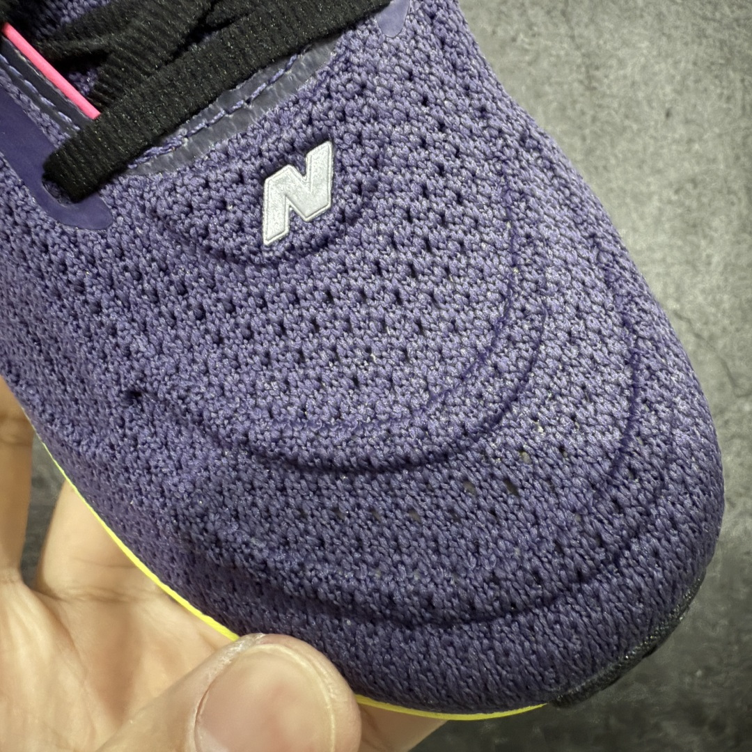 图片[5]-【Goat纯原】New Balance Fresh Foam X NB1080V6 新百伦系列低帮轻量化厚底健身休闲运动慢跑鞋 全新出货 真正超临界大底 提前原版开发 细节做工材料脚感与原版相差无几 近赏｜无论是日常慢跑，还是City Walk，它都可轻松应对提起今年最流行的事情，想必在你所在的城市来一段City Walk，是很多潮男潮女都会做的吧。当时间来到十月，一年中最舒服的时光，无论是慢跑也好，还是City Walk，今天推荐的这双鞋，都可以轻松应对。那就是可以带给你久违的松弛感、治愈你柔软的需要的New Balance Fresh Foam X1080v15。作为New Balance经典跑鞋系列，1080系列可以说凝聚了品牌历来前沿科技与制造匠心。今年的v13版本可谓再度革新。在舒适体验、运动性能以及造型风格三个维度上做到了有机交融。舒适体验一直是1080跑鞋系列带给我们最大的直观感受，加上本就带有严肃跑鞋基因，在今年全新材料配方的Fresh FoamX中底泡棉上则有了不一样的缓震性能，重新定义“踩屎感”。可再生柔软针织鞋面使用可追溯的Repreve再生鞋面材料，柔软透气的鞋面提供绵密的贴合与包裹感，轻量分区橡胶大底分区外底橡胶采用新材料，改进纹路设计，增加前掌外底硬度，提升滚动反馈和传动效率。 尺码：36 36.5 37 38 39.5 40 40.5 41.5 42 42.5 43 44 44.5 45-选品中心