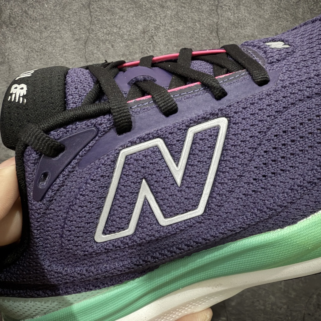 图片[4]-【Goat纯原】New Balance Fresh Foam X NB1080V6 新百伦系列低帮轻量化厚底健身休闲运动慢跑鞋 全新出货 真正超临界大底 提前原版开发 细节做工材料脚感与原版相差无几 近赏｜无论是日常慢跑，还是City Walk，它都可轻松应对提起今年最流行的事情，想必在你所在的城市来一段City Walk，是很多潮男潮女都会做的吧。当时间来到十月，一年中最舒服的时光，无论是慢跑也好，还是City Walk，今天推荐的这双鞋，都可以轻松应对。那就是可以带给你久违的松弛感、治愈你柔软的需要的New Balance Fresh Foam X1080v15。作为New Balance经典跑鞋系列，1080系列可以说凝聚了品牌历来前沿科技与制造匠心。今年的v13版本可谓再度革新。在舒适体验、运动性能以及造型风格三个维度上做到了有机交融。舒适体验一直是1080跑鞋系列带给我们最大的直观感受，加上本就带有严肃跑鞋基因，在今年全新材料配方的Fresh FoamX中底泡棉上则有了不一样的缓震性能，重新定义“踩屎感”。可再生柔软针织鞋面使用可追溯的Repreve再生鞋面材料，柔软透气的鞋面提供绵密的贴合与包裹感，轻量分区橡胶大底分区外底橡胶采用新材料，改进纹路设计，增加前掌外底硬度，提升滚动反馈和传动效率。 尺码：36 36.5 37 38 39.5 40 40.5 41.5 42 42.5 43 44 44.5 45-选品中心