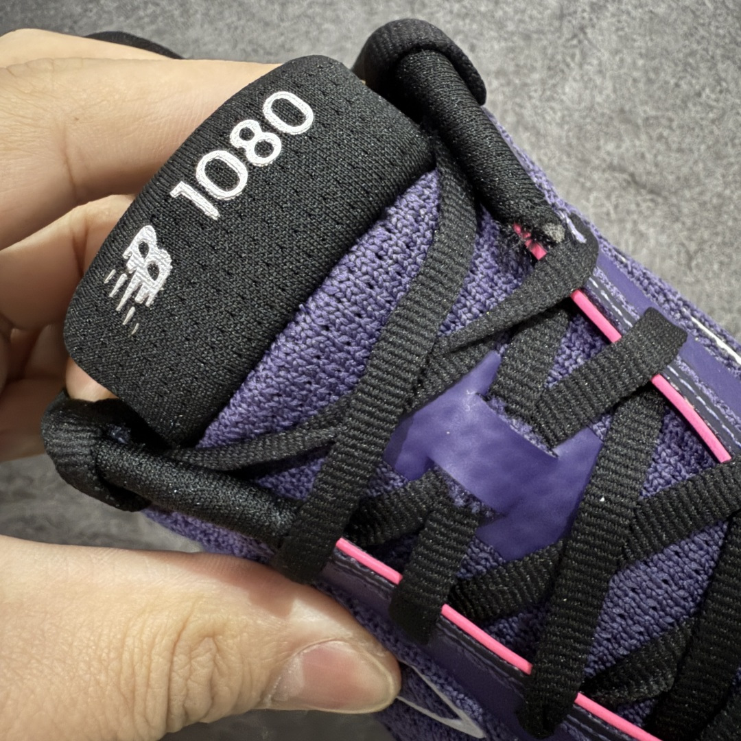 图片[6]-【Goat纯原】New Balance Fresh Foam X NB1080V6 新百伦系列低帮轻量化厚底健身休闲运动慢跑鞋 全新出货 真正超临界大底 提前原版开发 细节做工材料脚感与原版相差无几 近赏｜无论是日常慢跑，还是City Walk，它都可轻松应对提起今年最流行的事情，想必在你所在的城市来一段City Walk，是很多潮男潮女都会做的吧。当时间来到十月，一年中最舒服的时光，无论是慢跑也好，还是City Walk，今天推荐的这双鞋，都可以轻松应对。那就是可以带给你久违的松弛感、治愈你柔软的需要的New Balance Fresh Foam X1080v15。作为New Balance经典跑鞋系列，1080系列可以说凝聚了品牌历来前沿科技与制造匠心。今年的v13版本可谓再度革新。在舒适体验、运动性能以及造型风格三个维度上做到了有机交融。舒适体验一直是1080跑鞋系列带给我们最大的直观感受，加上本就带有严肃跑鞋基因，在今年全新材料配方的Fresh FoamX中底泡棉上则有了不一样的缓震性能，重新定义“踩屎感”。可再生柔软针织鞋面使用可追溯的Repreve再生鞋面材料，柔软透气的鞋面提供绵密的贴合与包裹感，轻量分区橡胶大底分区外底橡胶采用新材料，改进纹路设计，增加前掌外底硬度，提升滚动反馈和传动效率。 尺码：36 36.5 37 38 39.5 40 40.5 41.5 42 42.5 43 44 44.5 45-选品中心