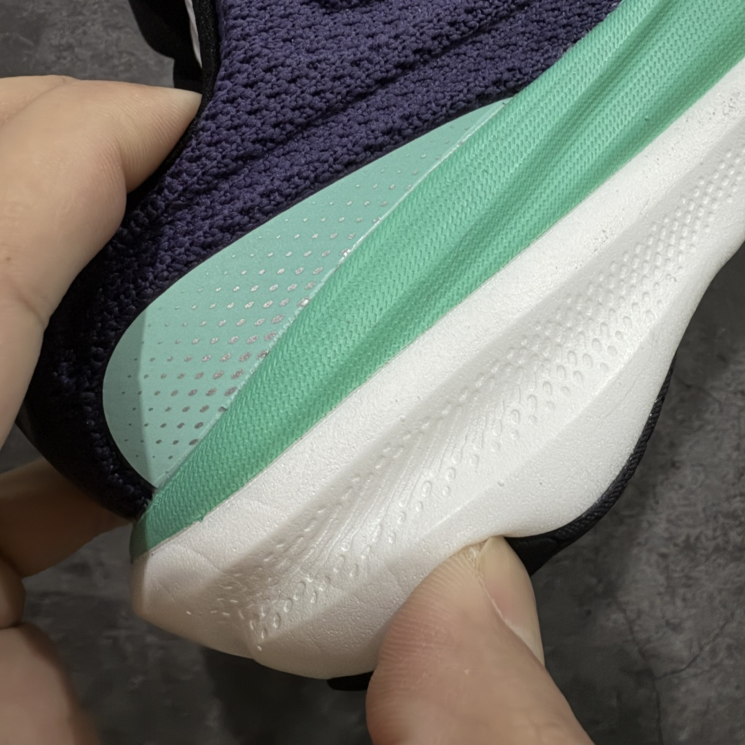 图片[3]-【Goat纯原】New Balance Fresh Foam X NB1080V6 新百伦系列低帮轻量化厚底健身休闲运动慢跑鞋 全新出货 真正超临界大底 提前原版开发 细节做工材料脚感与原版相差无几 近赏｜无论是日常慢跑，还是City Walk，它都可轻松应对提起今年最流行的事情，想必在你所在的城市来一段City Walk，是很多潮男潮女都会做的吧。当时间来到十月，一年中最舒服的时光，无论是慢跑也好，还是City Walk，今天推荐的这双鞋，都可以轻松应对。那就是可以带给你久违的松弛感、治愈你柔软的需要的New Balance Fresh Foam X1080v15。作为New Balance经典跑鞋系列，1080系列可以说凝聚了品牌历来前沿科技与制造匠心。今年的v13版本可谓再度革新。在舒适体验、运动性能以及造型风格三个维度上做到了有机交融。舒适体验一直是1080跑鞋系列带给我们最大的直观感受，加上本就带有严肃跑鞋基因，在今年全新材料配方的Fresh FoamX中底泡棉上则有了不一样的缓震性能，重新定义“踩屎感”。可再生柔软针织鞋面使用可追溯的Repreve再生鞋面材料，柔软透气的鞋面提供绵密的贴合与包裹感，轻量分区橡胶大底分区外底橡胶采用新材料，改进纹路设计，增加前掌外底硬度，提升滚动反馈和传动效率。 尺码：36 36.5 37 38 39.5 40 40.5 41.5 42 42.5 43 44 44.5 45-选品中心