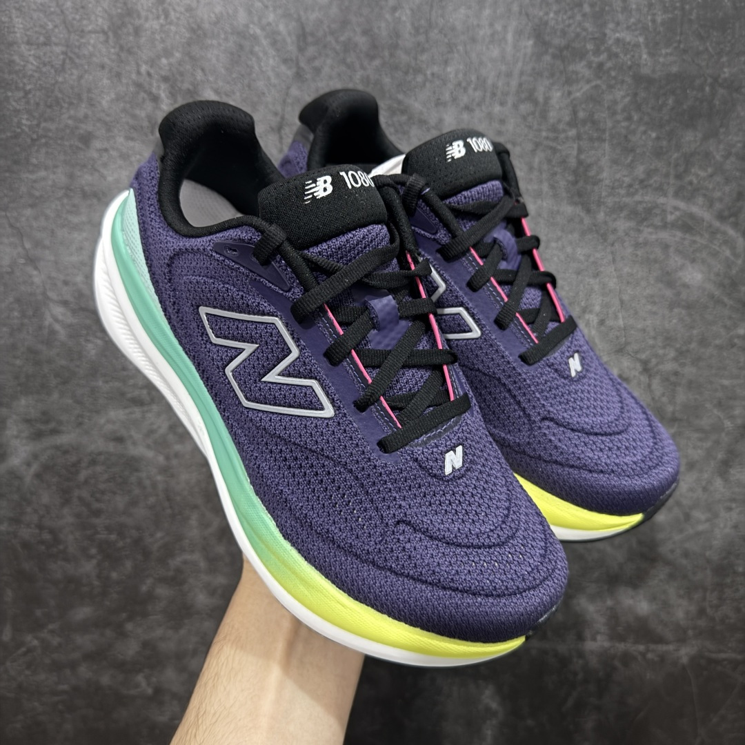 【Goat纯原】New Balance Fresh Foam X NB1080V6 新百伦系列低帮轻量化厚底健身休闲运动慢跑鞋 全新出货 真正超临界大底 提前原版开发 细节做工材料脚感与原版相差无几 近赏|无论是日常慢跑,还是City Walk,它都可轻松应对提起今年最流行的事情,想必在你所在的城市来一段City Walk,是很多潮男潮女都会做的吧。当时间来到十月,一年中最舒服的时光,无论是慢跑也好,还是City Walk,今天推荐的这双鞋,都可以轻松应对。那就是可以带给你久违的松弛感、治愈你柔软的需要的New Balance Fresh Foam X1080v15。作为New Balance经典跑鞋系列,1080系列可以说凝聚了品牌历来前沿科技与制造匠心。今年的v13版本可谓再度革新。在舒适体验、运动性能以及造型风格三个维度上做到了有机交融。舒适体验一直是1080跑鞋系列带给我们最大的直观感受,加上本就带有严肃跑鞋基因,在今年全新材料配方的Fresh FoamX中底泡棉上则有了不一样的缓震性能,重新定义“踩屎感”。可再生柔软针织鞋面使用可追溯的Repreve再生鞋面材料,柔软透气的鞋面提供绵密的贴合与包裹感,轻量分区橡胶大底分区外底橡胶采用新材料,改进纹路设计,增加前掌外底硬度,提升滚动反馈和传动效率。 尺码:36 36.5 37 38 39.5 40 40.5 41.5 42 42.5 43 44 44.5 45-选品中心
