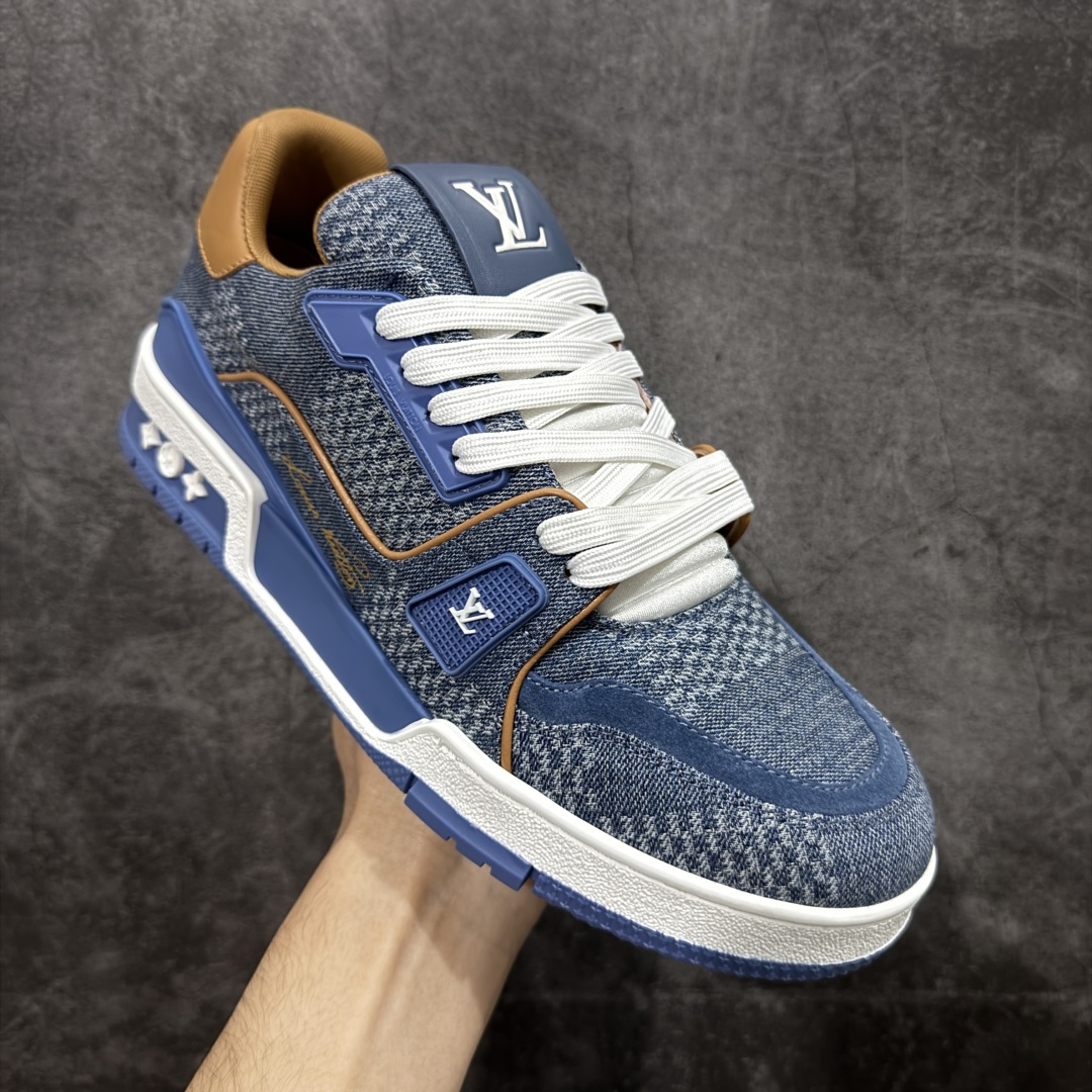 图片[3]-【天花板/Goat版】 市场最强版 没有之一的存在💪🏻 Louis Vuitton LV Trainer 系列全新版上架 手里有正品的可以对比下🆚懂货的看细节‼️ 此版品质是市场从未达到的新高度！ 整体版型 皮料 牛仔布的色差 压花纹路清晰度 后跟版型等等 都可以自行对比[机智]吊打市场所有货，怒甩十条街的那种，直接来正品对比图🆚，欢迎拿市场各大工厂的货来对比！ 尺码：35-45码-选品中心