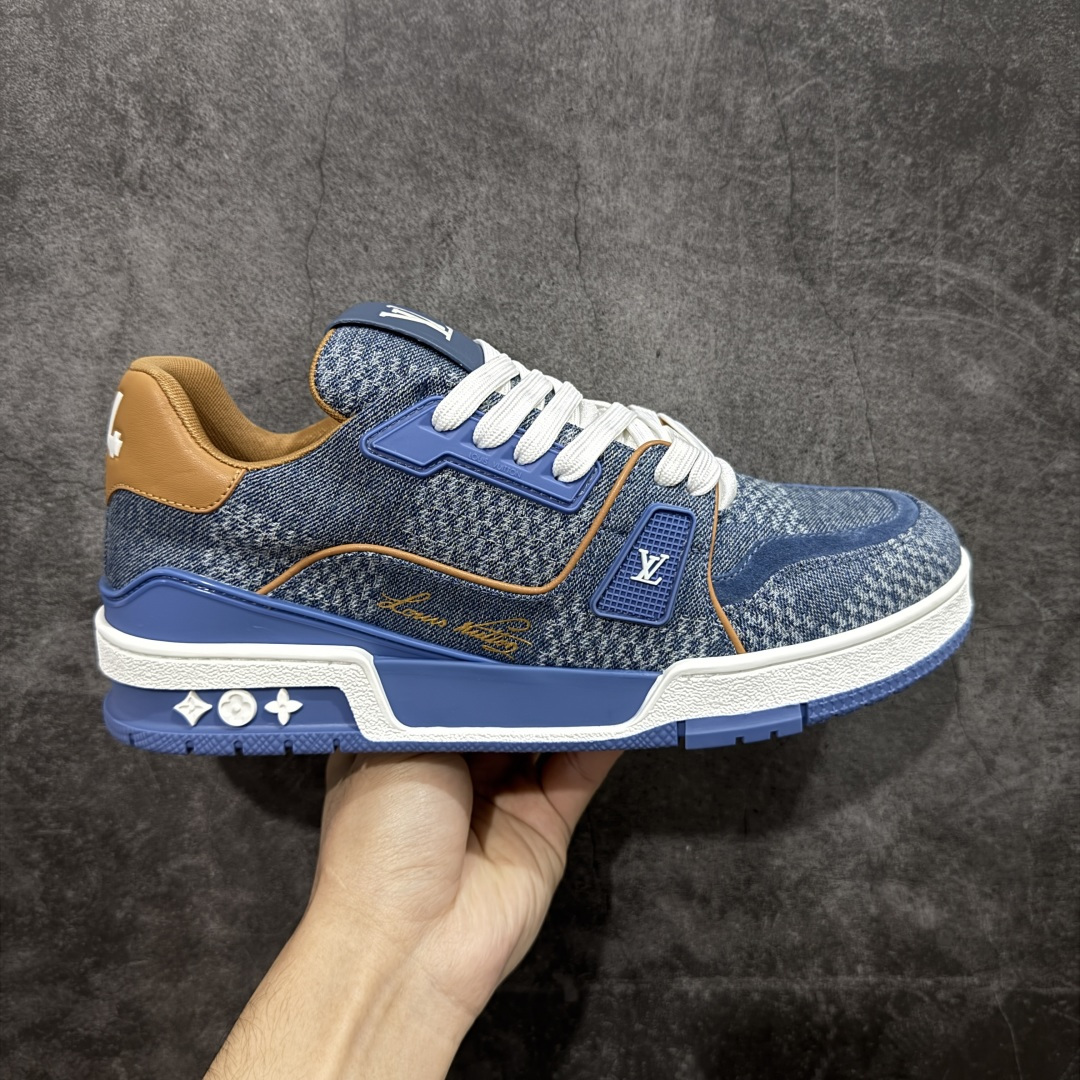 【天花板/Goat版】 市场最强版 没有之一的存在💪🏻 Louis Vuitton LV Trainer 系列全新版上架 手里有正品的可以对比下🆚懂货的看细节‼️ 此版品质是市场从未达到的新高度！ 整体版型 皮料 牛仔布的色差 压花纹路清晰度 后跟版型等等 都可以自行对比[机智]吊打市场所有货，怒甩十条街的那种，直接来正品对比图🆚，欢迎拿市场各大工厂的货来对比！ 尺码：35-45码-选品中心