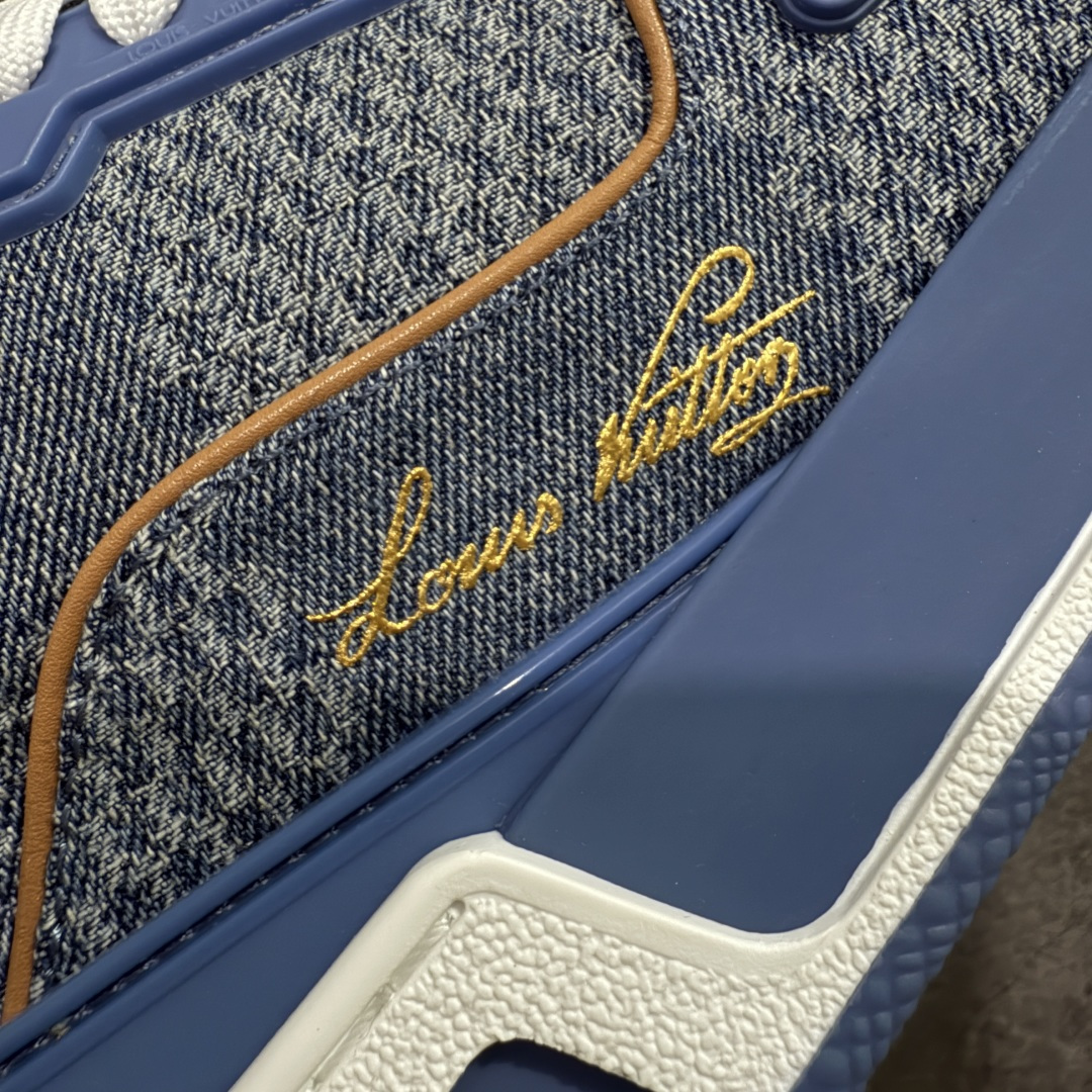 图片[4]-【天花板/Goat版】 市场最强版 没有之一的存在💪🏻 Louis Vuitton LV Trainer 系列全新版上架 手里有正品的可以对比下🆚懂货的看细节‼️ 此版品质是市场从未达到的新高度！ 整体版型 皮料 牛仔布的色差 压花纹路清晰度 后跟版型等等 都可以自行对比[机智]吊打市场所有货，怒甩十条街的那种，直接来正品对比图🆚，欢迎拿市场各大工厂的货来对比！ 尺码：35-45码-选品中心