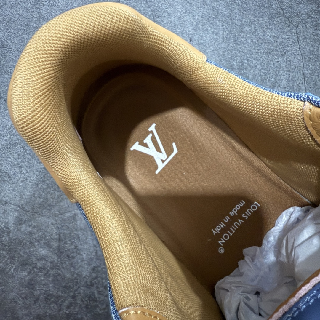 图片[9]-【天花板/Goat版】 市场最强版 没有之一的存在💪🏻 Louis Vuitton LV Trainer 系列全新版上架 手里有正品的可以对比下🆚懂货的看细节‼️ 此版品质是市场从未达到的新高度！ 整体版型 皮料 牛仔布的色差 压花纹路清晰度 后跟版型等等 都可以自行对比[机智]吊打市场所有货，怒甩十条街的那种，直接来正品对比图🆚，欢迎拿市场各大工厂的货来对比！ 尺码：35-45码-选品中心