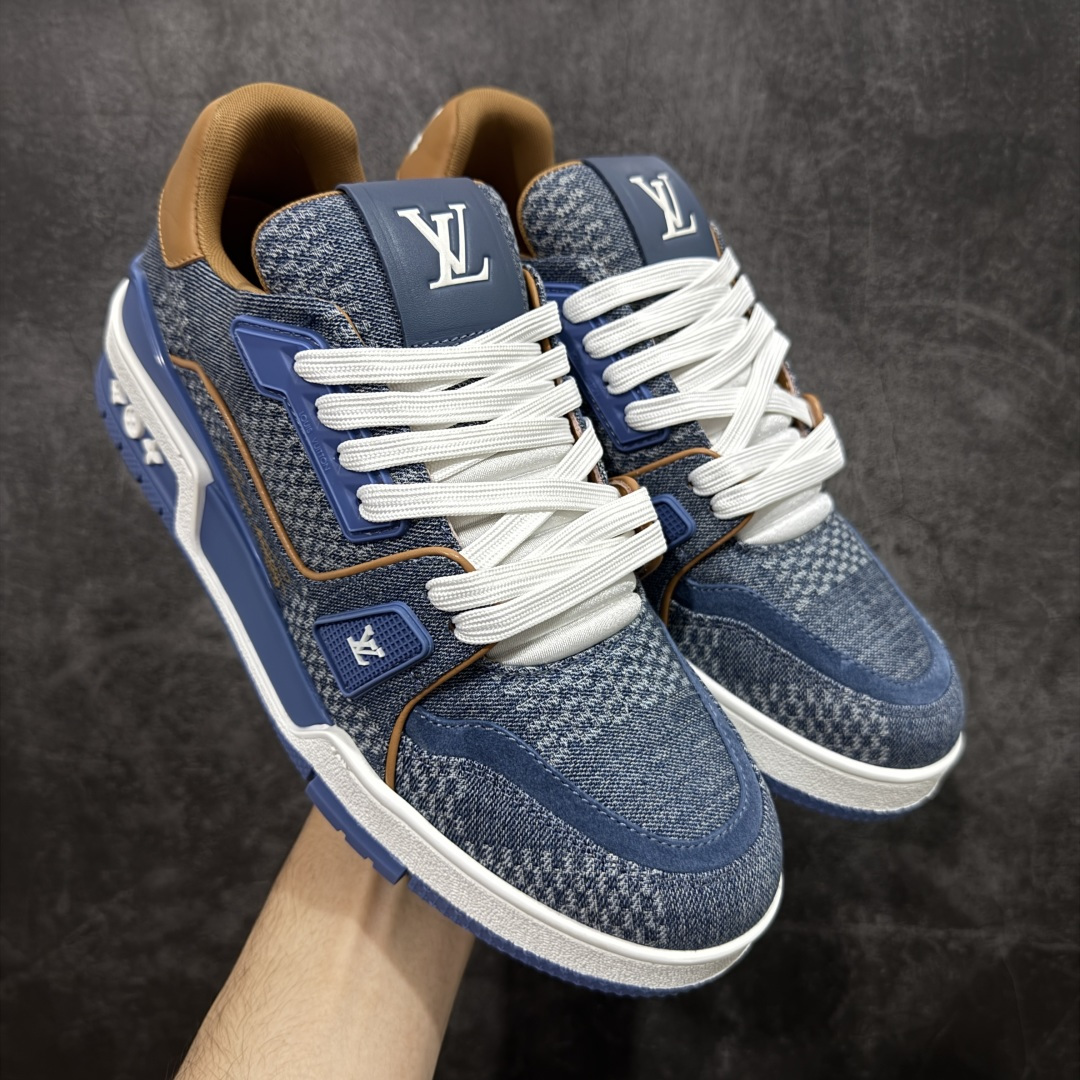 【天花板/Goat版】 市场最强版 没有之一的存在💪🏻 Louis Vuitton LV Trainer 系列全新版上架 手里有正品的可以对比下🆚懂货的看细节‼️ 此版品质是市场从未达到的新高度！ 整体版型 皮料 牛仔布的色差 压花纹路清晰度 后跟版型等等 都可以自行对比[机智]吊打市场所有货，怒甩十条街的那种，直接来正品对比图🆚，欢迎拿市场各大工厂的货来对比！ 尺码：35-45码-选品中心