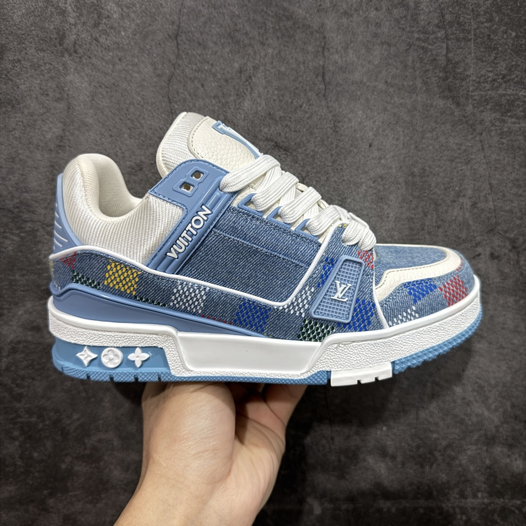 【天花板/Goat版】 市场最强版 没有之一的存在💪🏻 Louis Vuitton LV Trainer 系列全新版上架 手里有正品的可以对比下🆚懂货的看细节‼️ 此版品质是市场从未达到的新高度！ 整体版型 皮料 牛仔布的色差 压花纹路清晰度 后跟版型等等 都可以自行对比[机智]吊打市场所有货，怒甩十条街的那种，直接来正品对比图🆚，欢迎拿市场各大工厂的货来对比！ 尺码：35-45码-选品中心