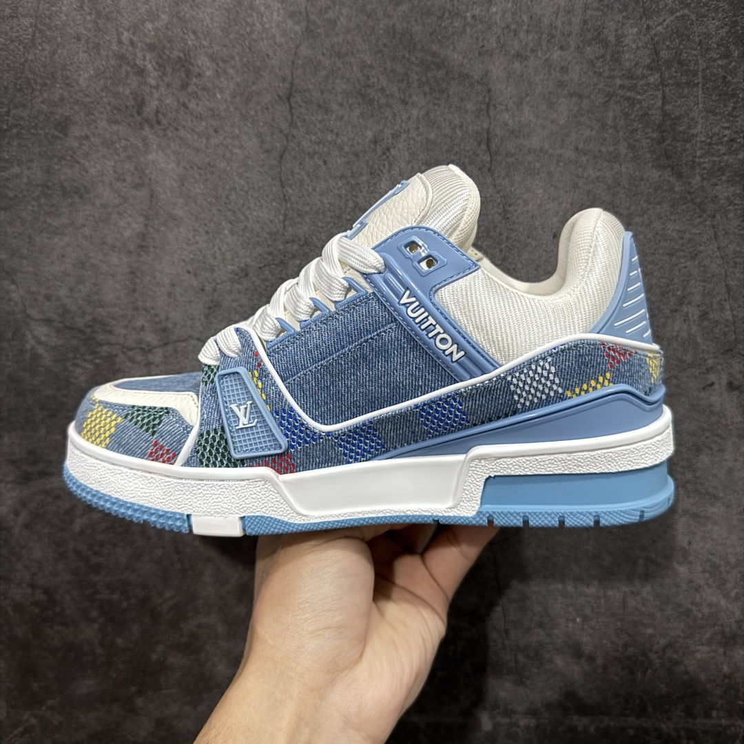 图片[2]-【天花板/Goat版】 市场最强版 没有之一的存在💪🏻 Louis Vuitton LV Trainer 系列全新版上架 手里有正品的可以对比下🆚懂货的看细节‼️ 此版品质是市场从未达到的新高度！ 整体版型 皮料 牛仔布的色差 压花纹路清晰度 后跟版型等等 都可以自行对比[机智]吊打市场所有货，怒甩十条街的那种，直接来正品对比图🆚，欢迎拿市场各大工厂的货来对比！ 尺码：35-45码-选品中心