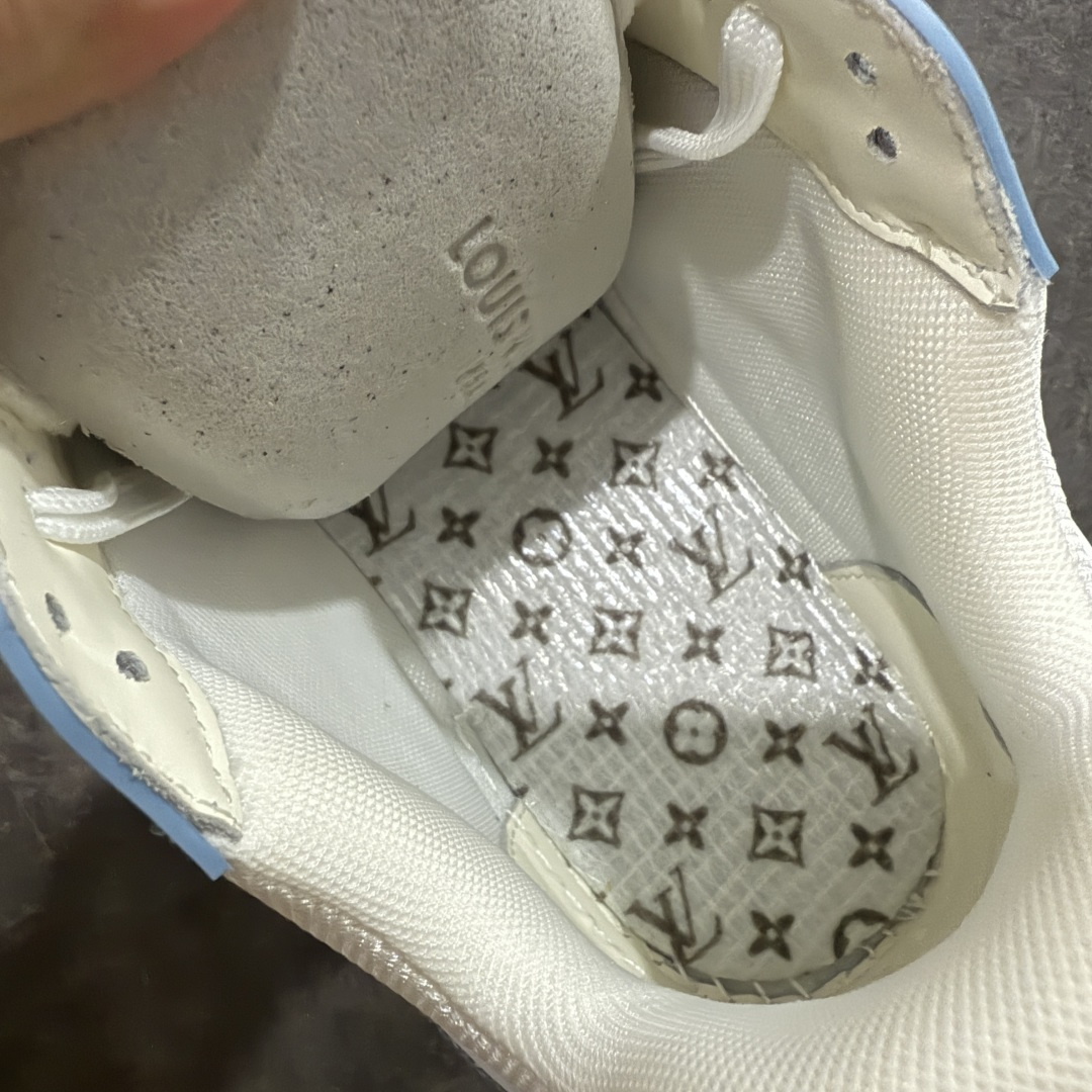 图片[9]-【天花板/Goat版】 市场最强版 没有之一的存在💪🏻 Louis Vuitton LV Trainer 系列全新版上架 手里有正品的可以对比下🆚懂货的看细节‼️ 此版品质是市场从未达到的新高度！ 整体版型 皮料 牛仔布的色差 压花纹路清晰度 后跟版型等等 都可以自行对比[机智]吊打市场所有货，怒甩十条街的那种，直接来正品对比图🆚，欢迎拿市场各大工厂的货来对比！ 尺码：35-45码-选品中心