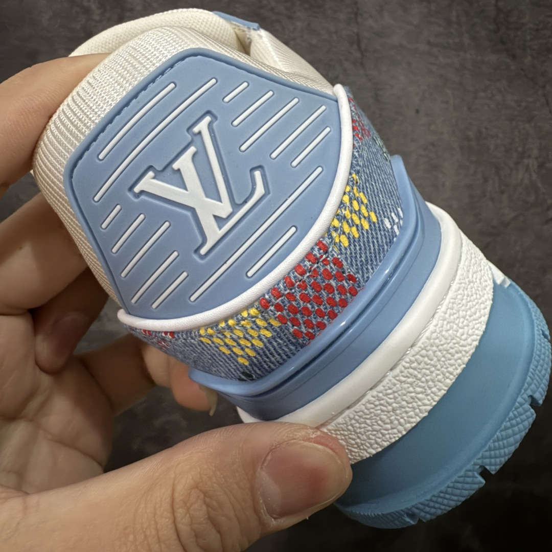 图片[2]-【天花板/Goat版】 市场最强版 没有之一的存在💪🏻 Louis Vuitton LV Trainer 系列全新版上架 手里有正品的可以对比下🆚懂货的看细节‼️ 此版品质是市场从未达到的新高度！ 整体版型 皮料 牛仔布的色差 压花纹路清晰度 后跟版型等等 都可以自行对比[机智]吊打市场所有货，怒甩十条街的那种，直接来正品对比图🆚，欢迎拿市场各大工厂的货来对比！ 尺码：35-45码-选品中心