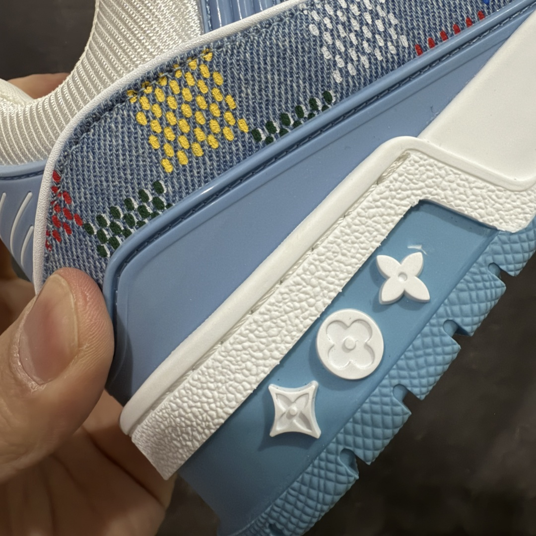 图片[3]-【天花板/Goat版】 市场最强版 没有之一的存在💪🏻 Louis Vuitton LV Trainer 系列全新版上架 手里有正品的可以对比下🆚懂货的看细节‼️ 此版品质是市场从未达到的新高度！ 整体版型 皮料 牛仔布的色差 压花纹路清晰度 后跟版型等等 都可以自行对比[机智]吊打市场所有货，怒甩十条街的那种，直接来正品对比图🆚，欢迎拿市场各大工厂的货来对比！ 尺码：35-45码-选品中心