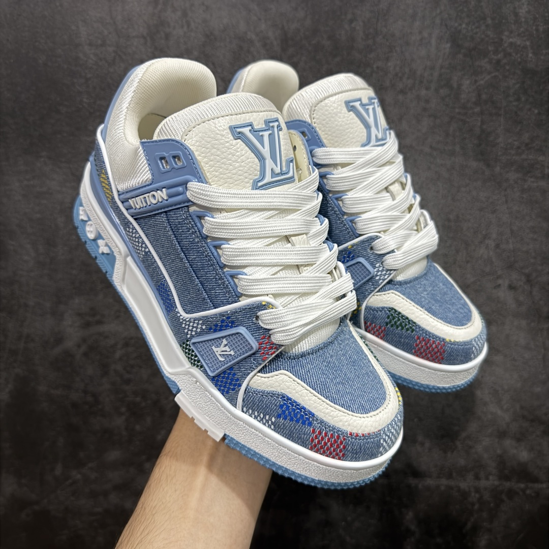 【天花板/Goat版】 市场最强版 没有之一的存在💪🏻 Louis Vuitton LV Trainer 系列全新版上架 手里有正品的可以对比下🆚懂货的看细节‼️ 此版品质是市场从未达到的新高度！ 整体版型 皮料 牛仔布的色差 压花纹路清晰度 后跟版型等等 都可以自行对比[机智]吊打市场所有货，怒甩十条街的那种，直接来正品对比图🆚，欢迎拿市场各大工厂的货来对比！ 尺码：35-45码-选品中心