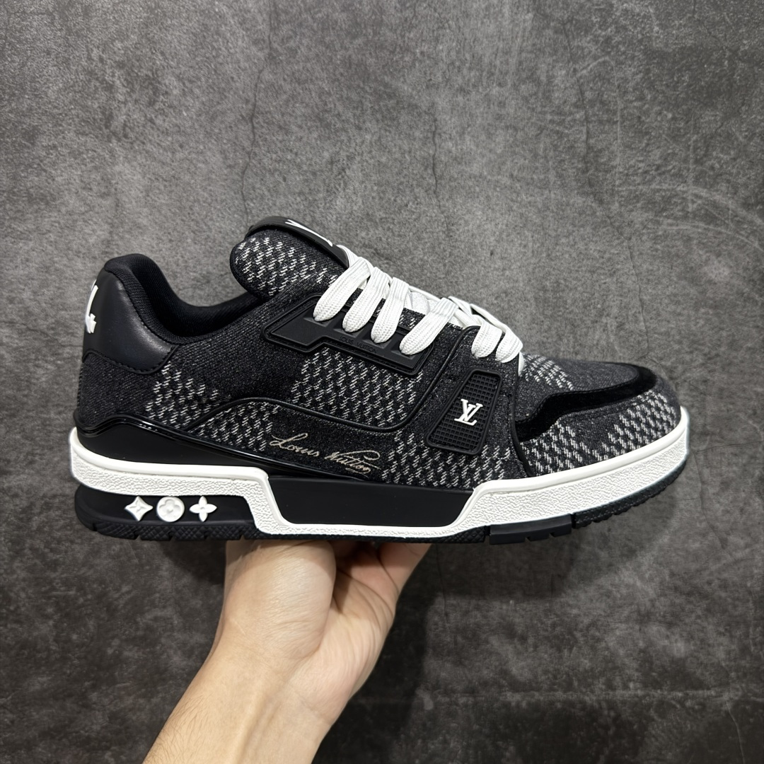 【天花板/Goat版】 市场最强版 没有之一的存在💪🏻 Louis Vuitton LV Trainer 系列全新版上架 手里有正品的可以对比下🆚懂货的看细节‼️ 此版品质是市场从未达到的新高度！ 整体版型 皮料 牛仔布的色差 压花纹路清晰度 后跟版型等等 都可以自行对比[机智]吊打市场所有货，怒甩十条街的那种，直接来正品对比图🆚，欢迎拿市场各大工厂的货来对比！ 尺码：35-45码-选品中心