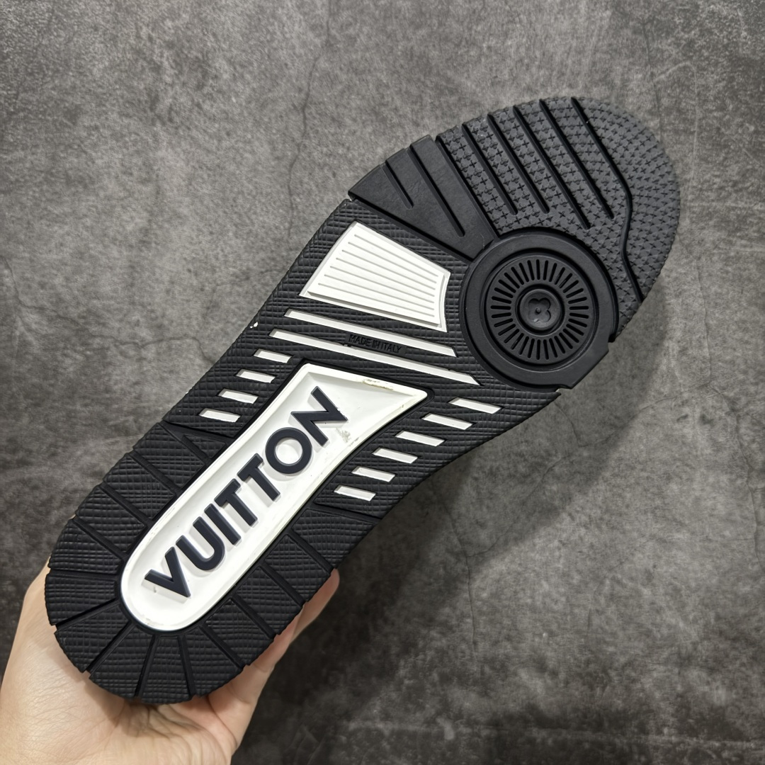 图片[9]-【天花板/Goat版】 市场最强版 没有之一的存在💪🏻 Louis Vuitton LV Trainer 系列全新版上架 手里有正品的可以对比下🆚懂货的看细节‼️ 此版品质是市场从未达到的新高度！ 整体版型 皮料 牛仔布的色差 压花纹路清晰度 后跟版型等等 都可以自行对比[机智]吊打市场所有货，怒甩十条街的那种，直接来正品对比图🆚，欢迎拿市场各大工厂的货来对比！ 尺码：35-45码-选品中心