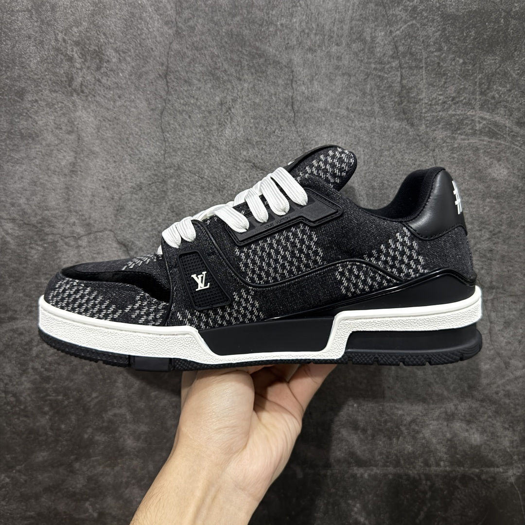 图片[2]-【天花板/Goat版】 市场最强版 没有之一的存在💪🏻 Louis Vuitton LV Trainer 系列全新版上架 手里有正品的可以对比下🆚懂货的看细节‼️ 此版品质是市场从未达到的新高度！ 整体版型 皮料 牛仔布的色差 压花纹路清晰度 后跟版型等等 都可以自行对比[机智]吊打市场所有货，怒甩十条街的那种，直接来正品对比图🆚，欢迎拿市场各大工厂的货来对比！ 尺码：35-45码-选品中心