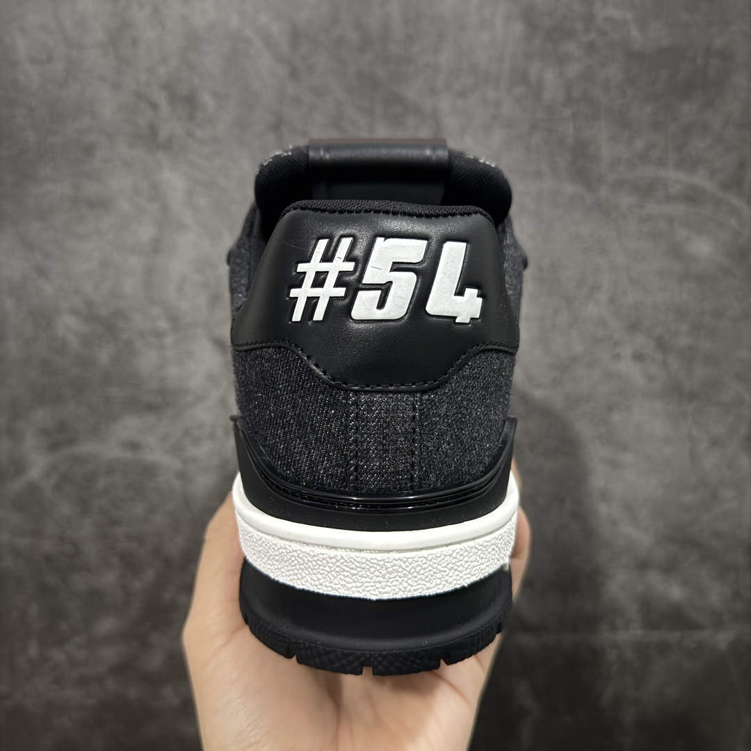 图片[4]-【天花板/Goat版】 市场最强版 没有之一的存在💪🏻 Louis Vuitton LV Trainer 系列全新版上架 手里有正品的可以对比下🆚懂货的看细节‼️ 此版品质是市场从未达到的新高度！ 整体版型 皮料 牛仔布的色差 压花纹路清晰度 后跟版型等等 都可以自行对比[机智]吊打市场所有货，怒甩十条街的那种，直接来正品对比图🆚，欢迎拿市场各大工厂的货来对比！ 尺码：35-45码-选品中心