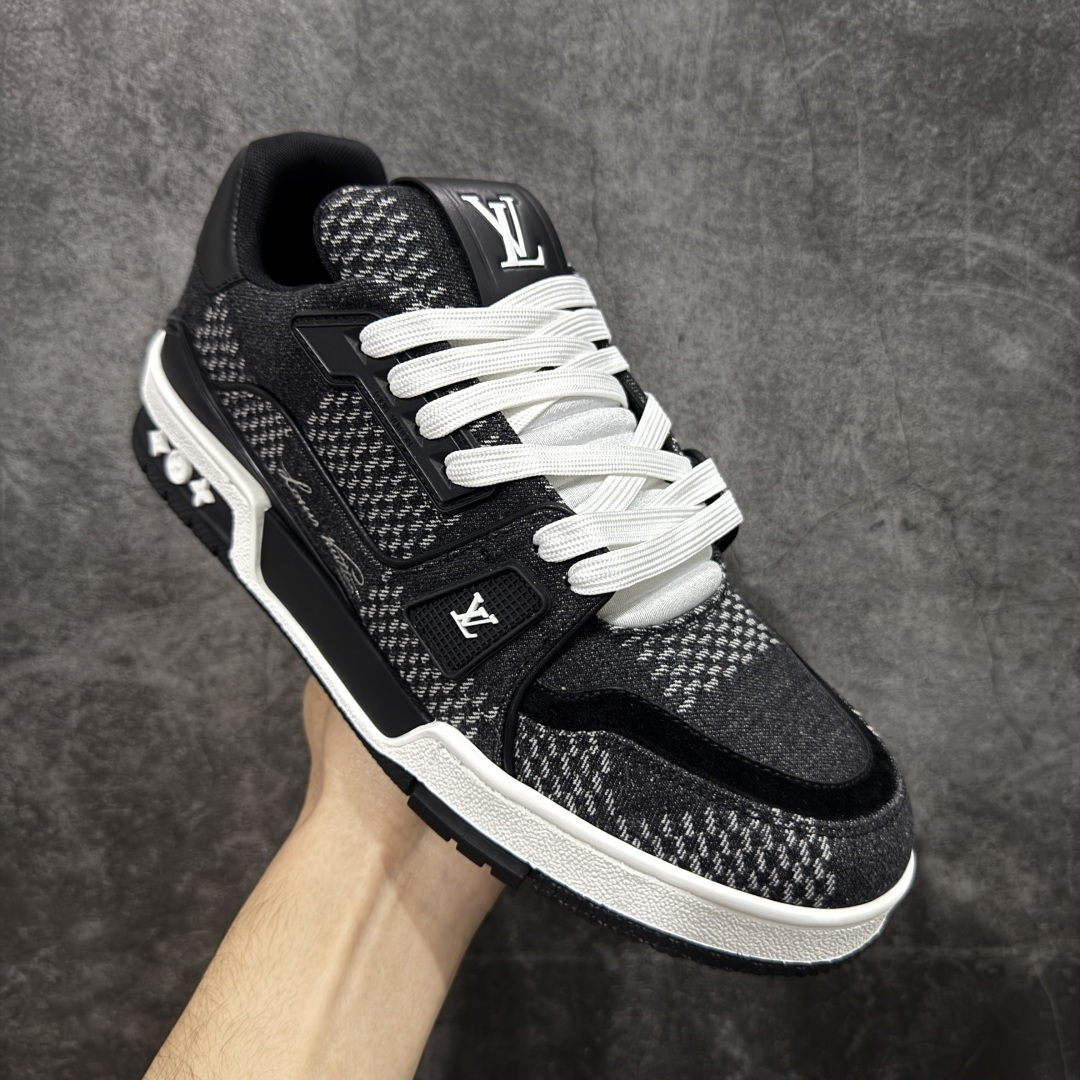 图片[3]-【天花板/Goat版】 市场最强版 没有之一的存在💪🏻 Louis Vuitton LV Trainer 系列全新版上架 手里有正品的可以对比下🆚懂货的看细节‼️ 此版品质是市场从未达到的新高度！ 整体版型 皮料 牛仔布的色差 压花纹路清晰度 后跟版型等等 都可以自行对比[机智]吊打市场所有货，怒甩十条街的那种，直接来正品对比图🆚，欢迎拿市场各大工厂的货来对比！ 尺码：35-45码-选品中心