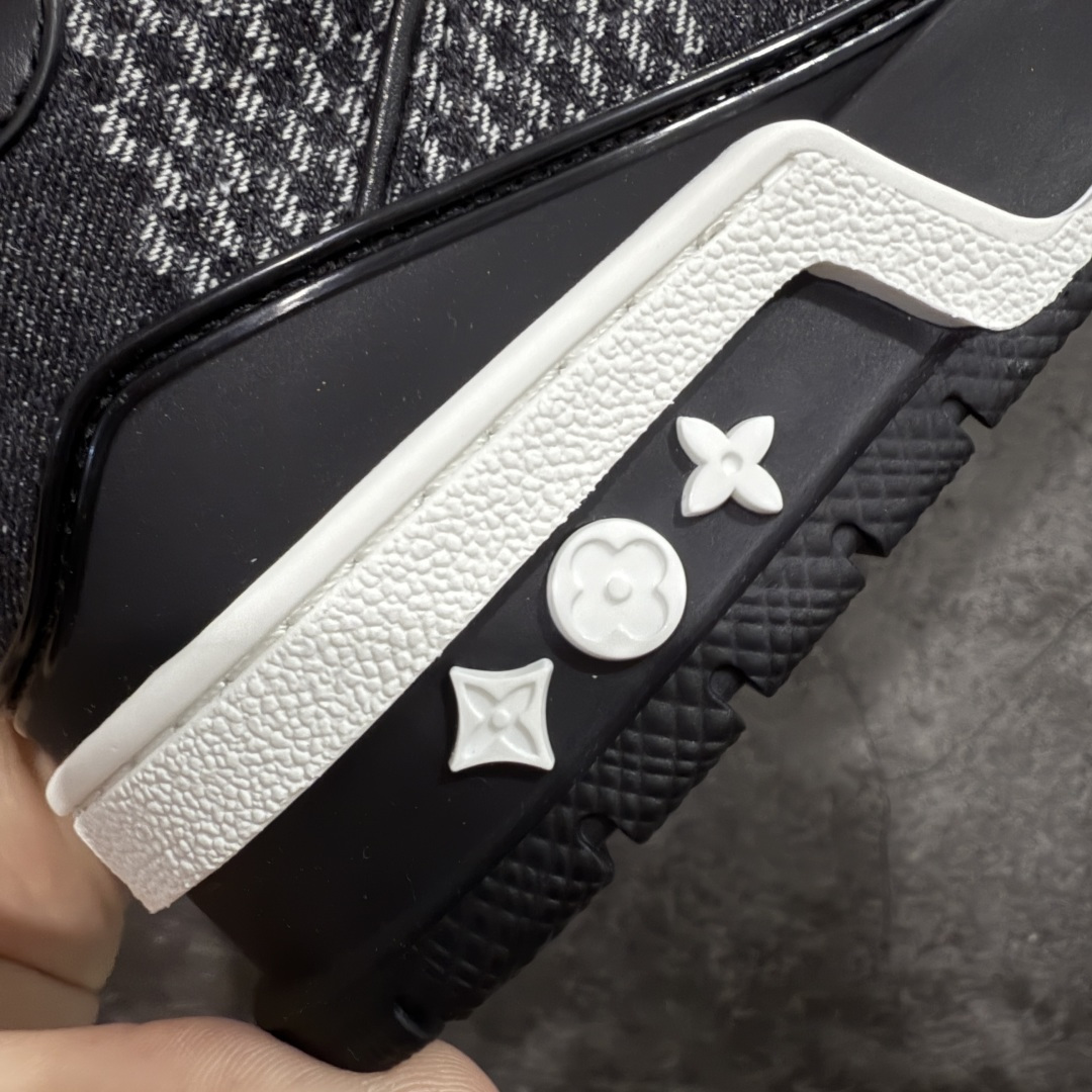 图片[3]-【天花板/Goat版】 市场最强版 没有之一的存在💪🏻 Louis Vuitton LV Trainer 系列全新版上架 手里有正品的可以对比下🆚懂货的看细节‼️ 此版品质是市场从未达到的新高度！ 整体版型 皮料 牛仔布的色差 压花纹路清晰度 后跟版型等等 都可以自行对比[机智]吊打市场所有货，怒甩十条街的那种，直接来正品对比图🆚，欢迎拿市场各大工厂的货来对比！ 尺码：35-45码-选品中心