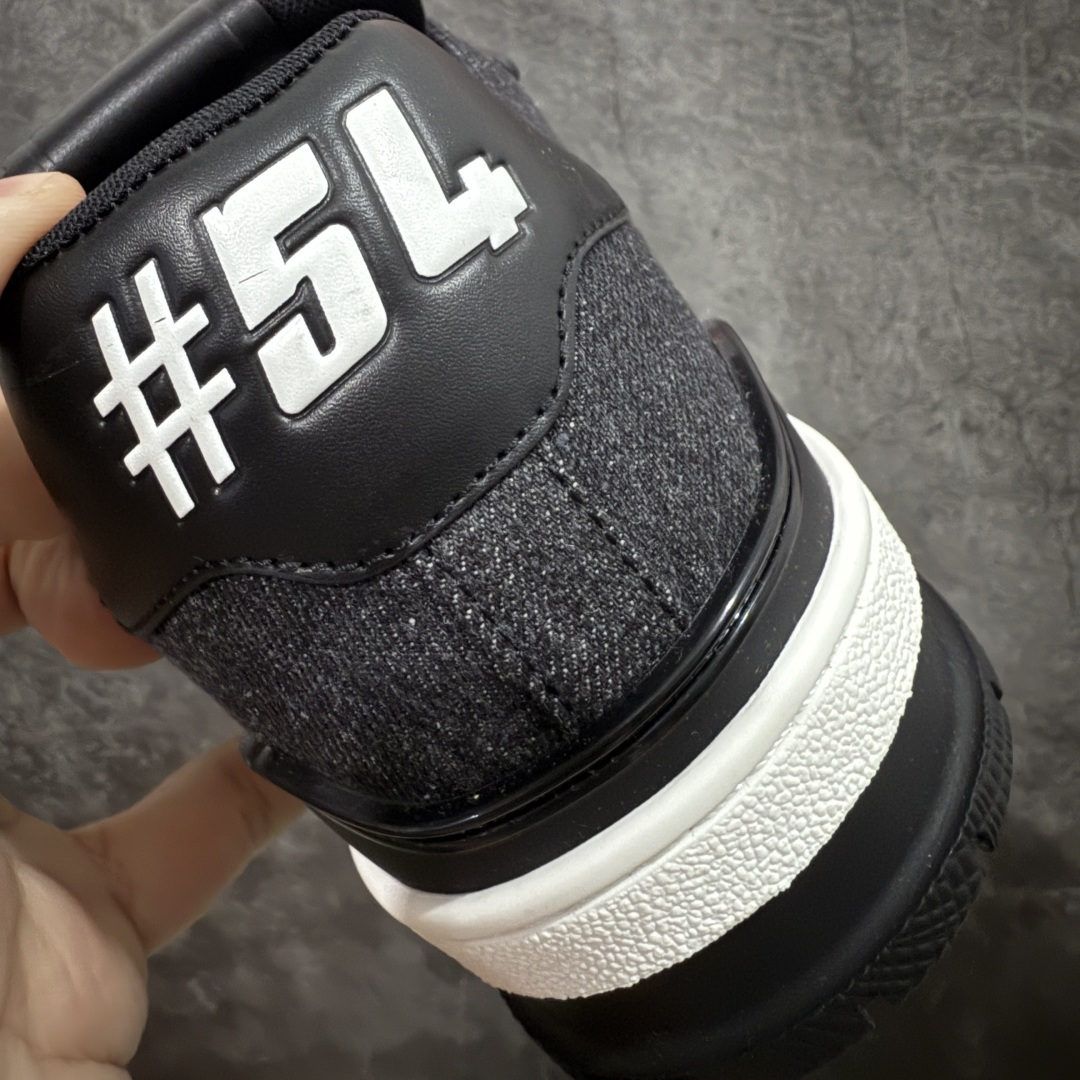 图片[2]-【天花板/Goat版】 市场最强版 没有之一的存在💪🏻 Louis Vuitton LV Trainer 系列全新版上架 手里有正品的可以对比下🆚懂货的看细节‼️ 此版品质是市场从未达到的新高度！ 整体版型 皮料 牛仔布的色差 压花纹路清晰度 后跟版型等等 都可以自行对比[机智]吊打市场所有货，怒甩十条街的那种，直接来正品对比图🆚，欢迎拿市场各大工厂的货来对比！ 尺码：35-45码-选品中心