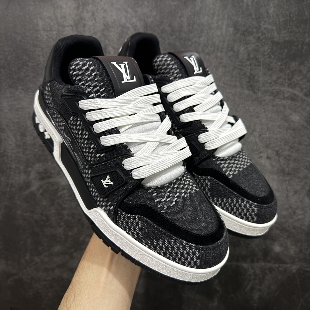 【天花板/Goat版】 市场最强版 没有之一的存在💪🏻 Louis Vuitton LV Trainer 系列全新版上架 手里有正品的可以对比下🆚懂货的看细节‼️ 此版品质是市场从未达到的新高度！ 整体版型 皮料 牛仔布的色差 压花纹路清晰度 后跟版型等等 都可以自行对比[机智]吊打市场所有货，怒甩十条街的那种，直接来正品对比图🆚，欢迎拿市场各大工厂的货来对比！ 尺码：35-45码-选品中心