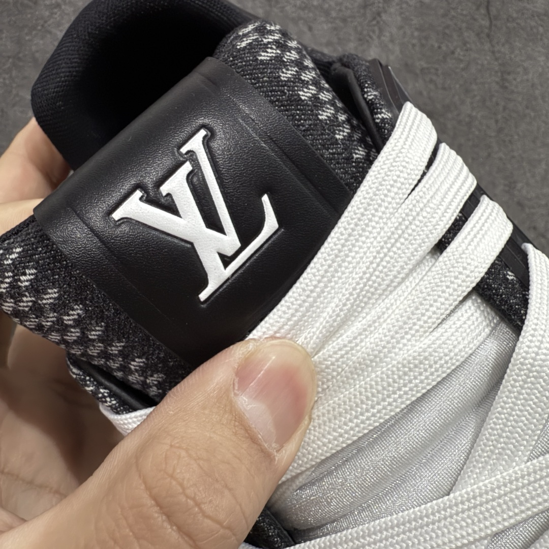 图片[6]-【天花板/Goat版】 市场最强版 没有之一的存在💪🏻 Louis Vuitton LV Trainer 系列全新版上架 手里有正品的可以对比下🆚懂货的看细节‼️ 此版品质是市场从未达到的新高度！ 整体版型 皮料 牛仔布的色差 压花纹路清晰度 后跟版型等等 都可以自行对比[机智]吊打市场所有货，怒甩十条街的那种，直接来正品对比图🆚，欢迎拿市场各大工厂的货来对比！ 尺码：35-45码-选品中心