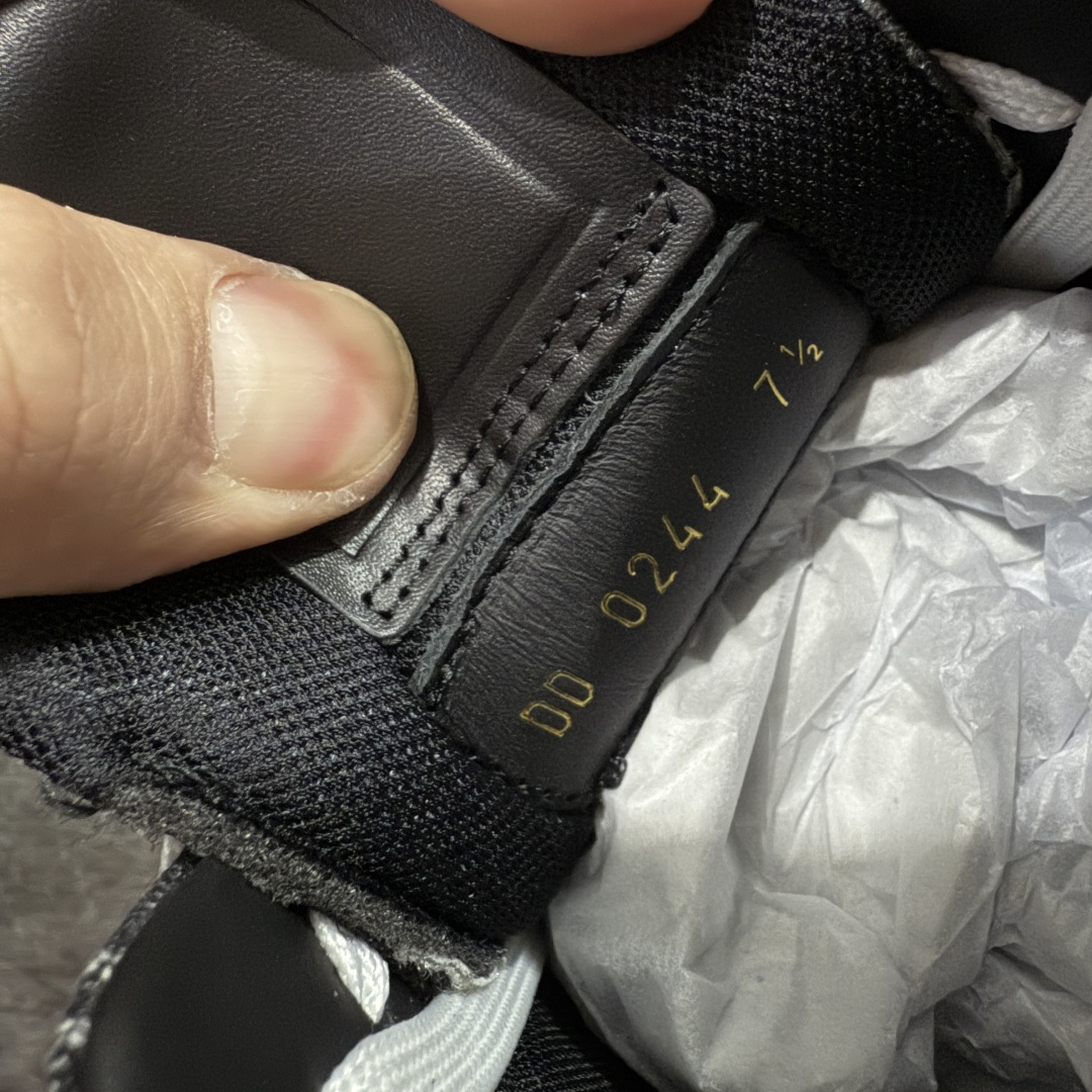 图片[7]-【天花板/Goat版】 市场最强版 没有之一的存在💪🏻 Louis Vuitton LV Trainer 系列全新版上架 手里有正品的可以对比下🆚懂货的看细节‼️ 此版品质是市场从未达到的新高度！ 整体版型 皮料 牛仔布的色差 压花纹路清晰度 后跟版型等等 都可以自行对比[机智]吊打市场所有货，怒甩十条街的那种，直接来正品对比图🆚，欢迎拿市场各大工厂的货来对比！ 尺码：35-45码-选品中心